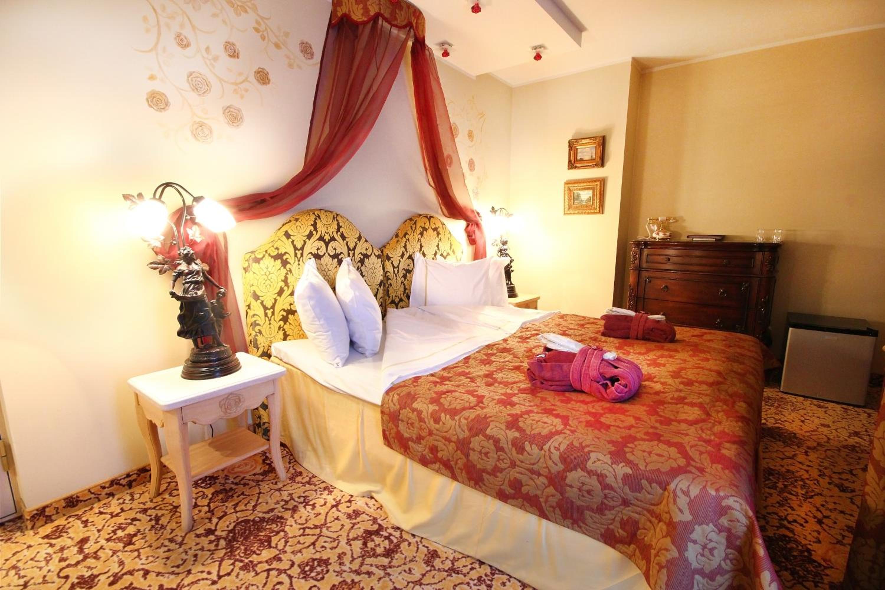 Deluxe Double Room with Spa Access - Photo 3