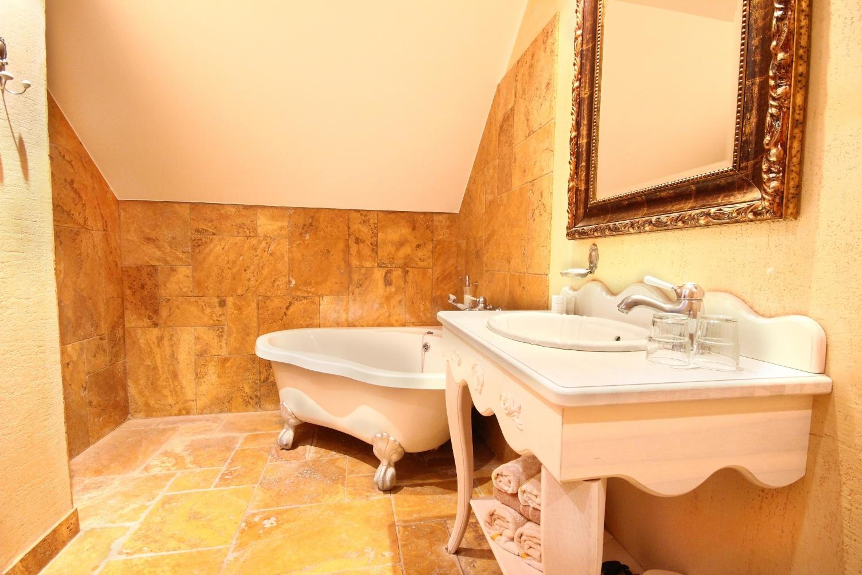 Deluxe Double Room with Spa Access - Photo 7