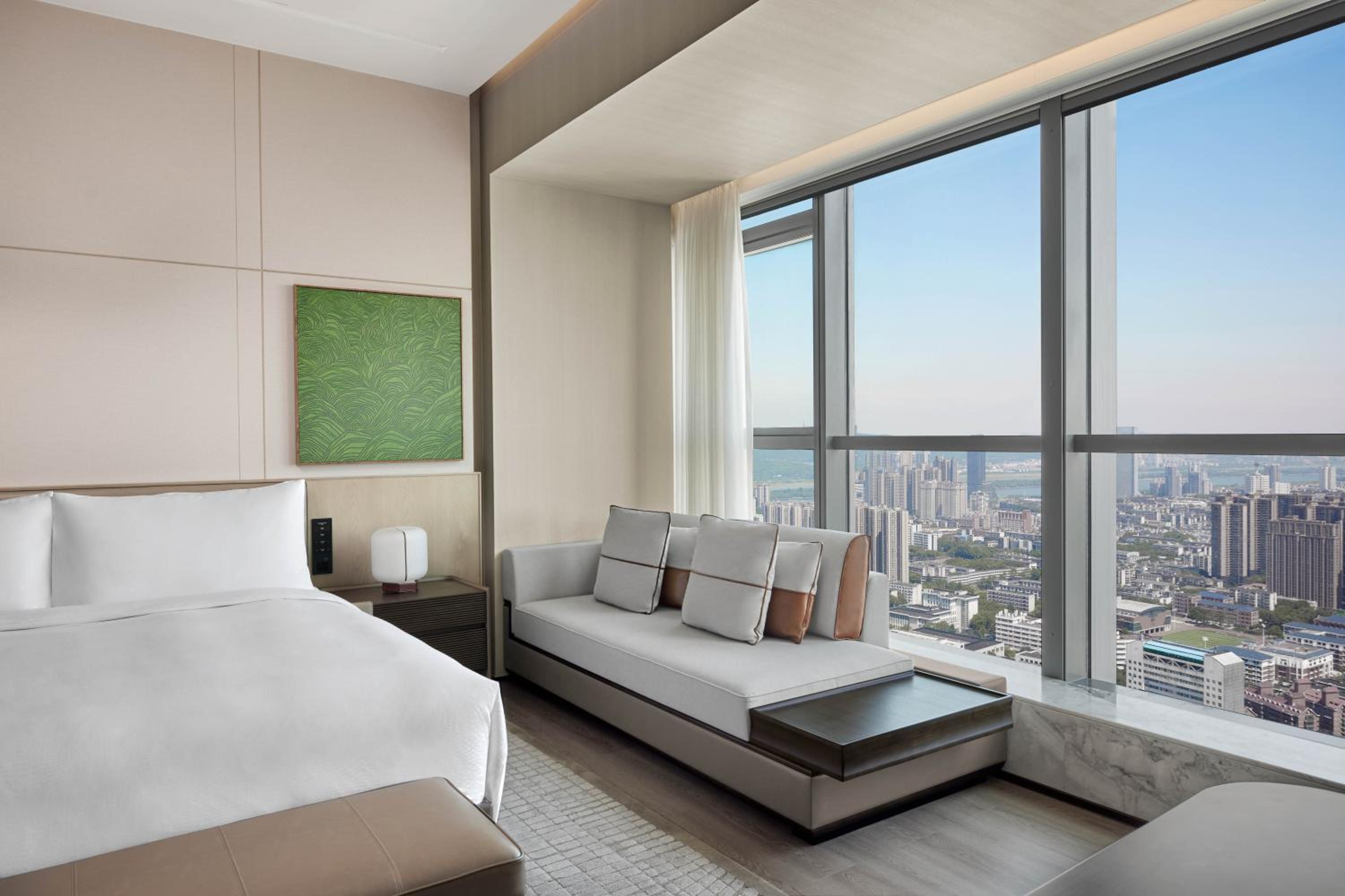 Executive, Executive lounge access, Guest room, 1 King, City view - Photo 2
