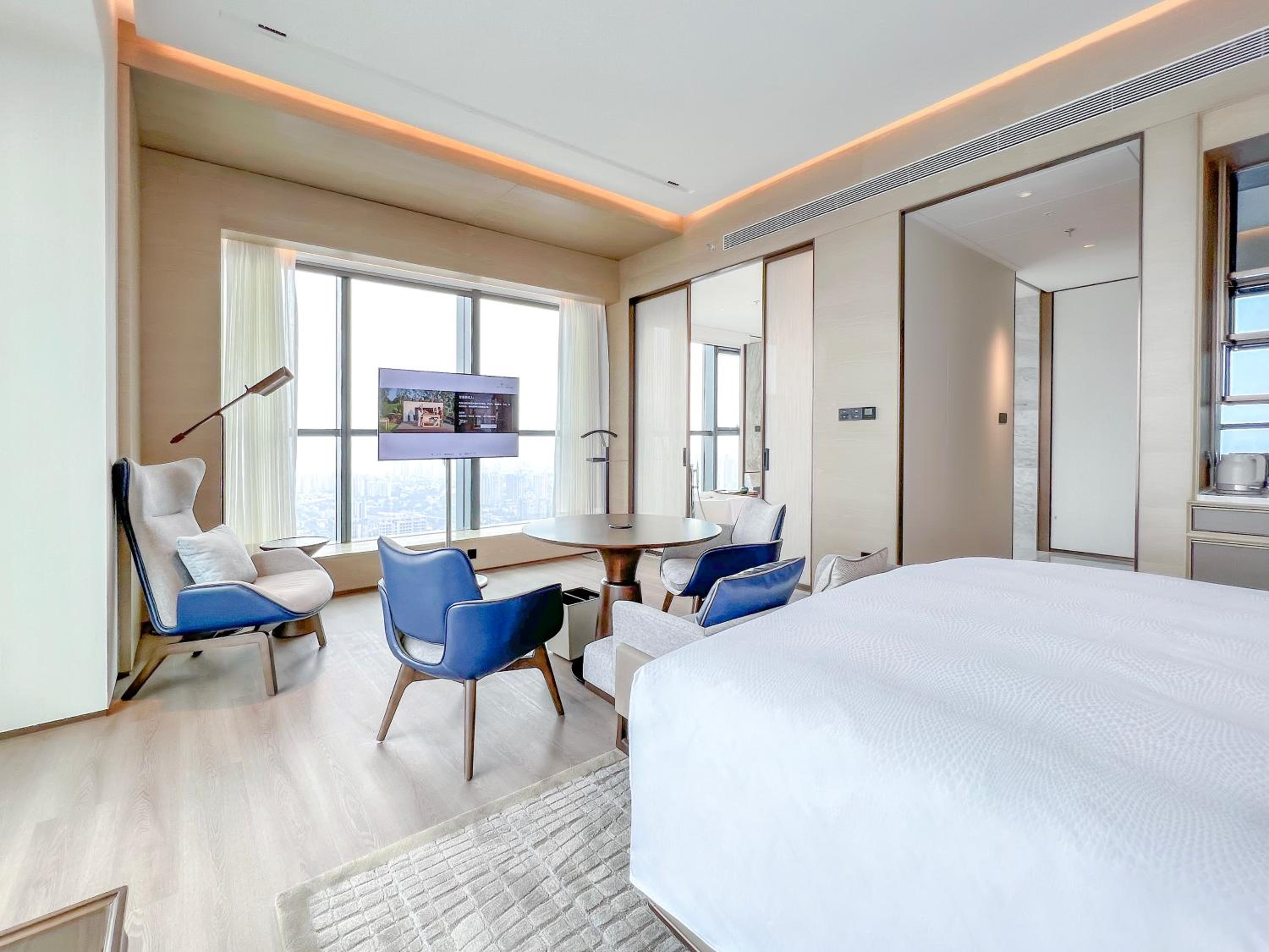 Executive Studio, Executive lounge access, Guest room, 1 King, City view, Corner room - Photo 3