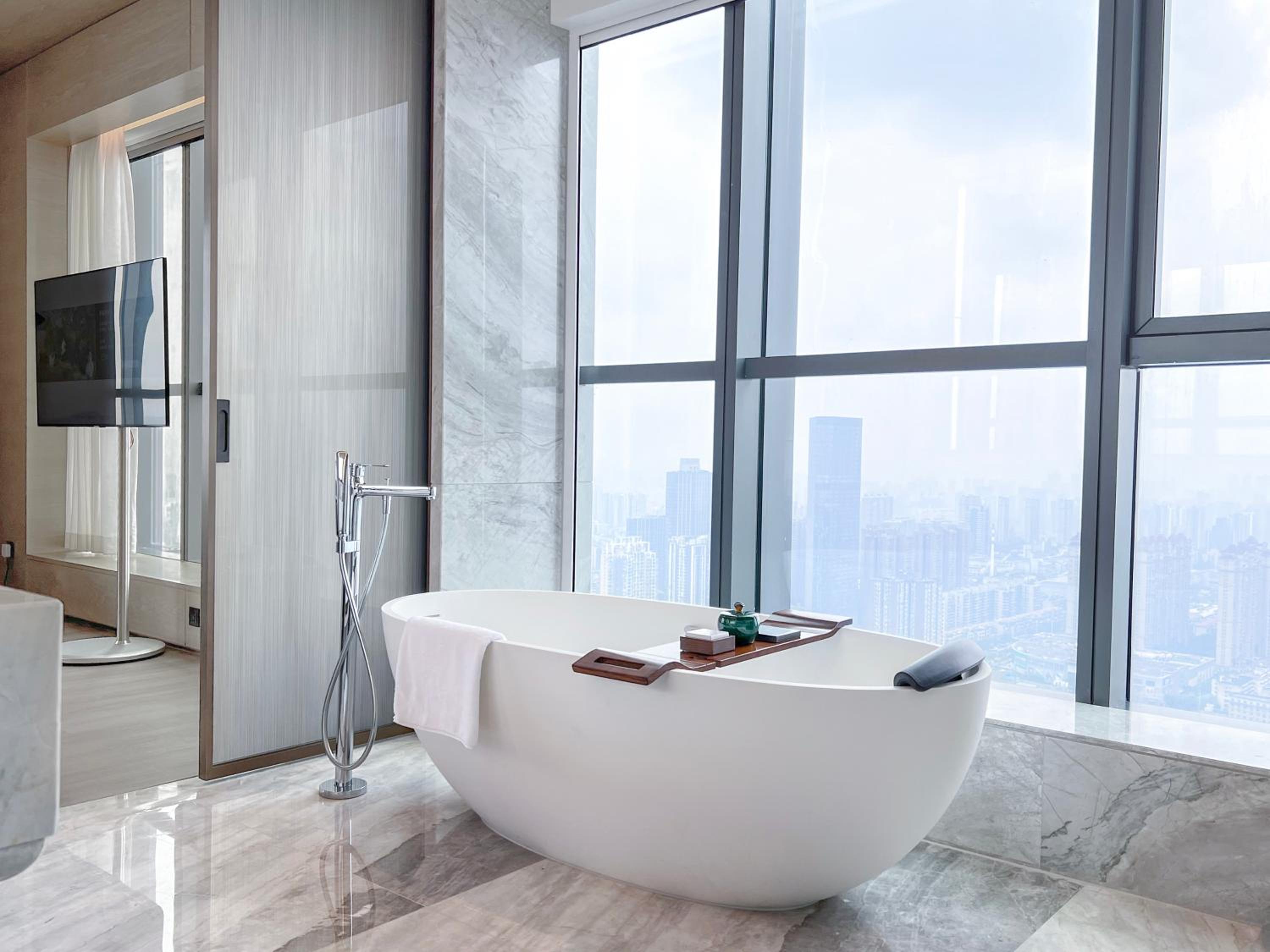 Executive Studio, Executive lounge access, Guest room, 1 King, City view, Corner room - Photo 2