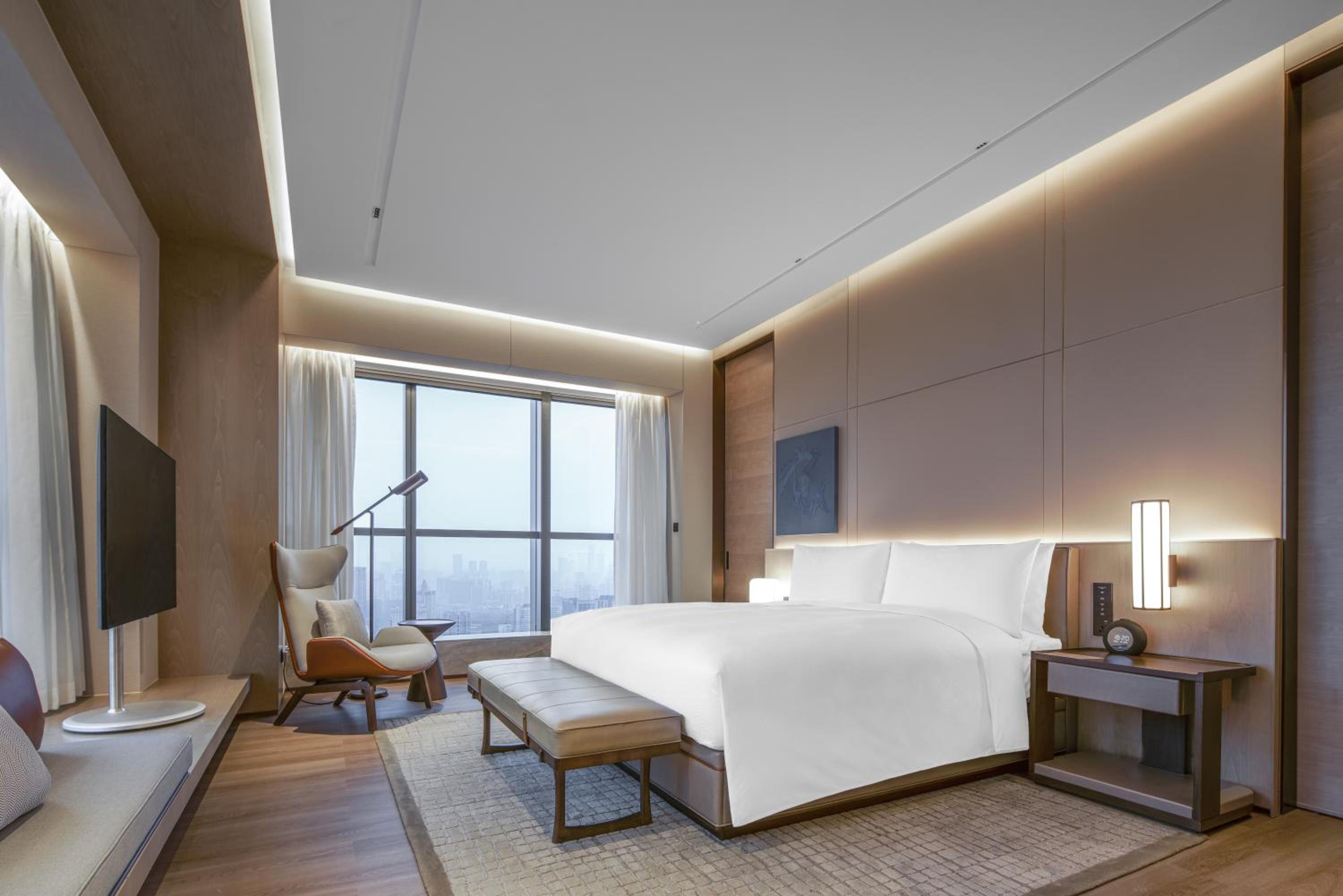 Executive Suite, Executive lounge access, 1 Bedroom Suite, 1 King, City view - Photo 2