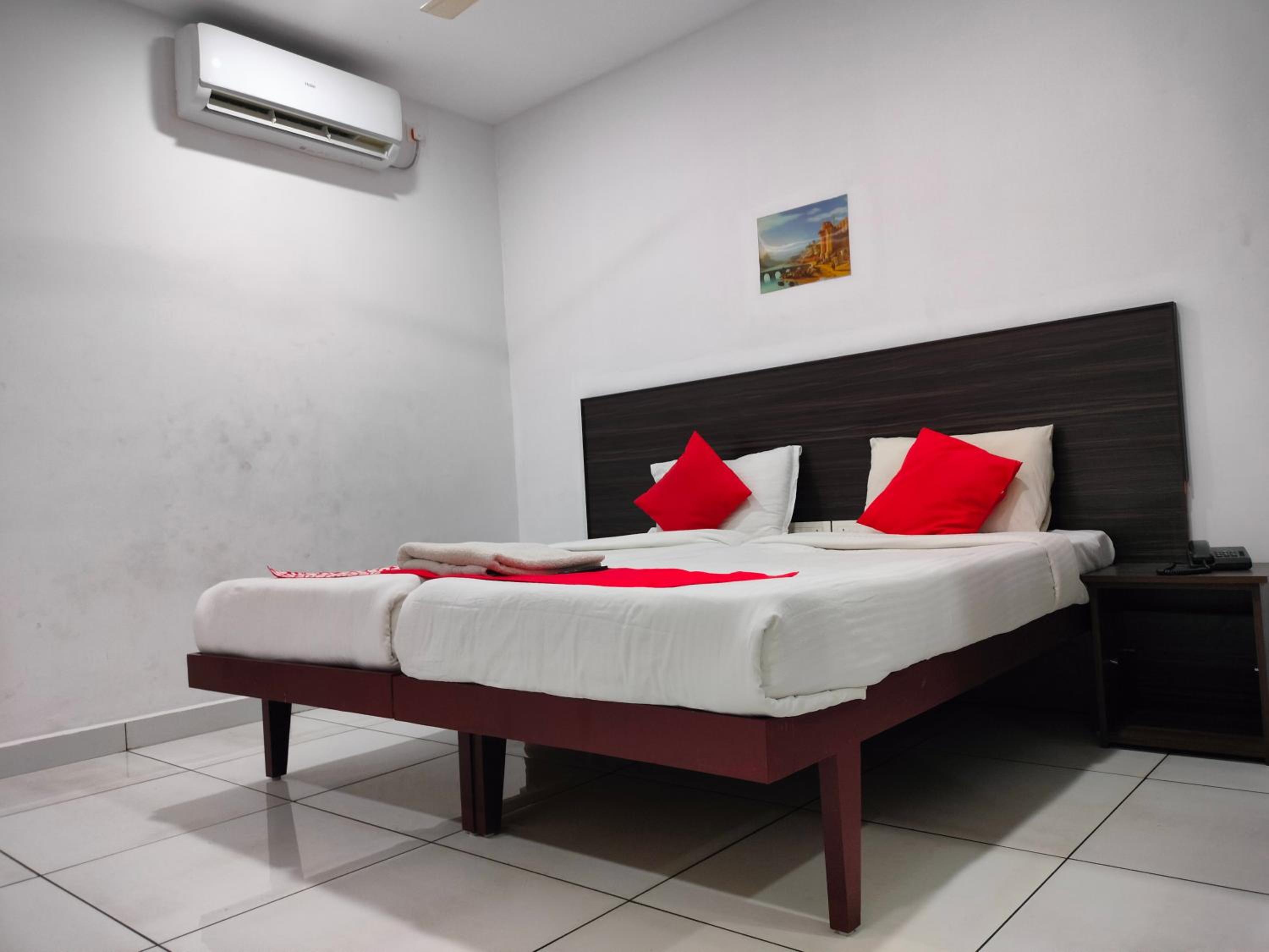 Standard Twin Room - Photo 9