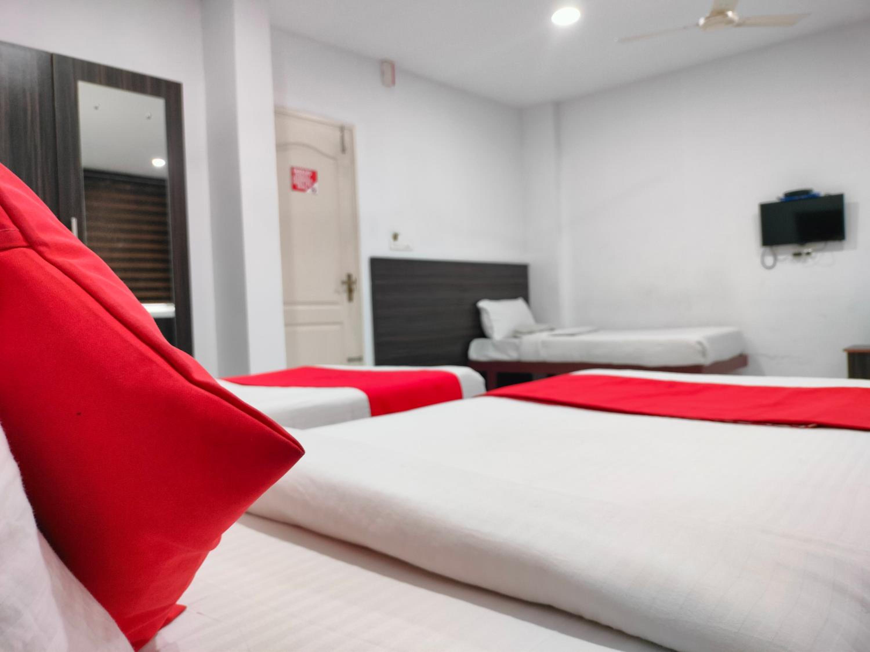 Deluxe Triple Room - Photo 13