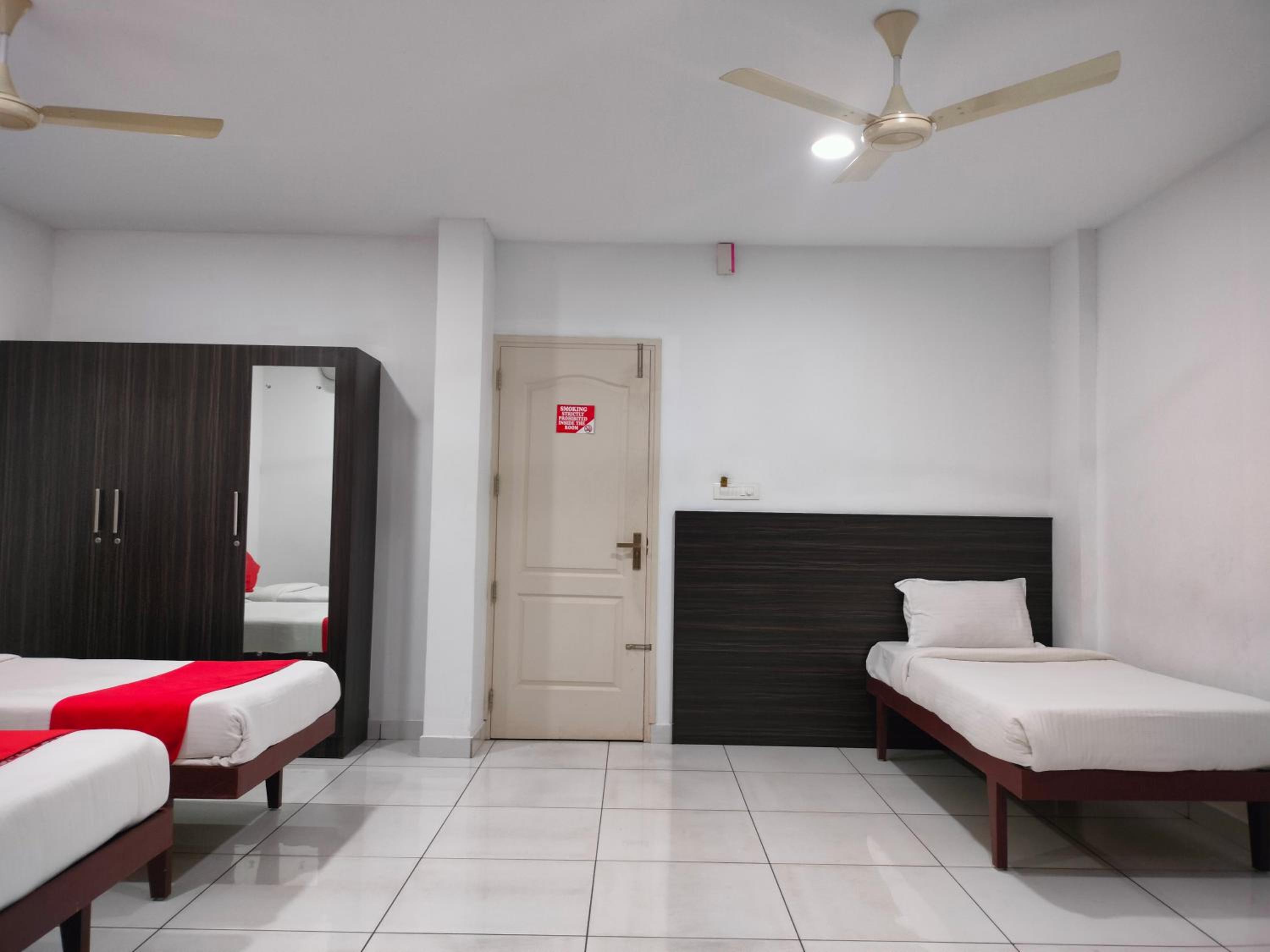 Deluxe Triple Room - Photo 9