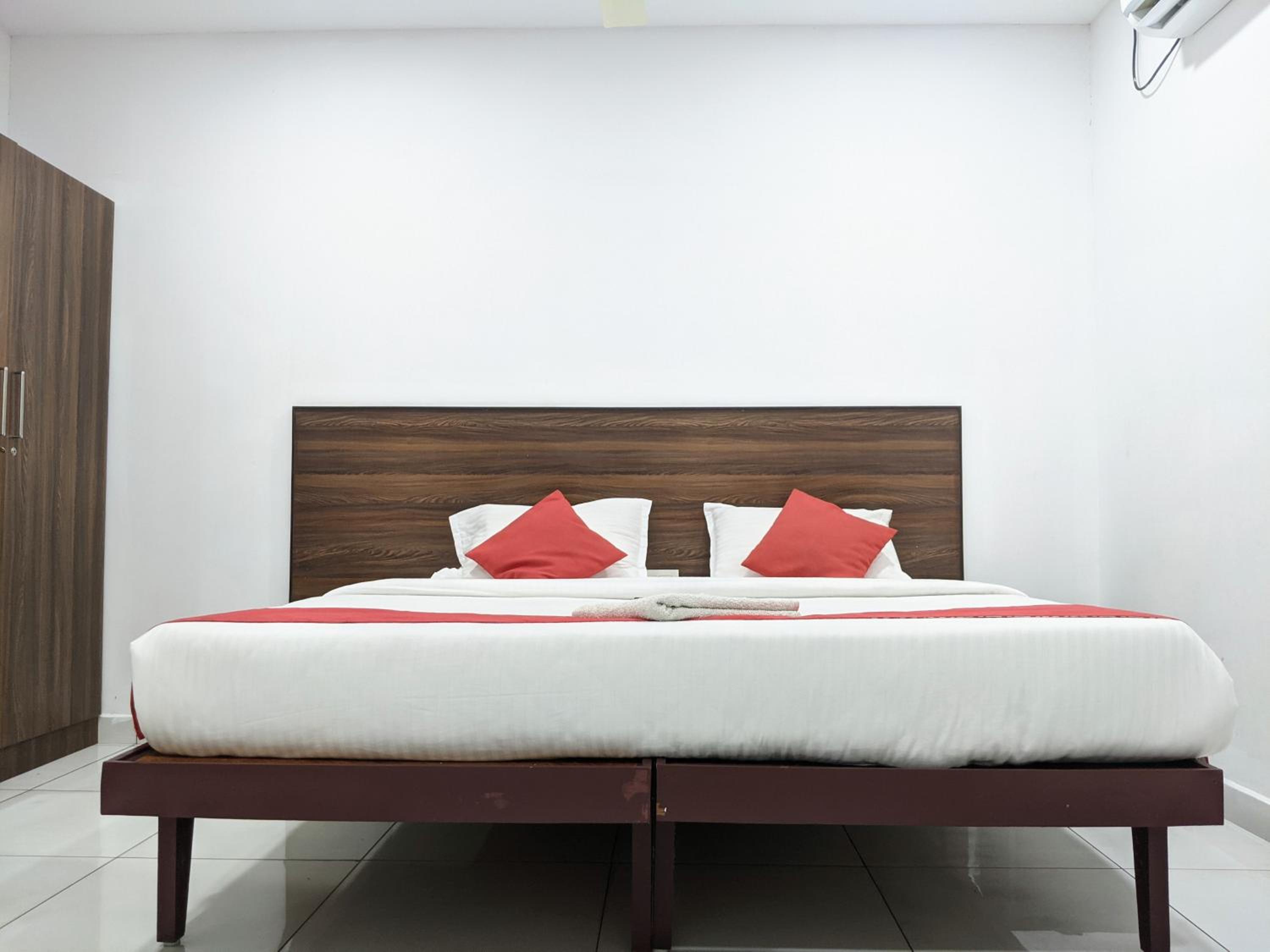 Standard Double Room - Photo 13