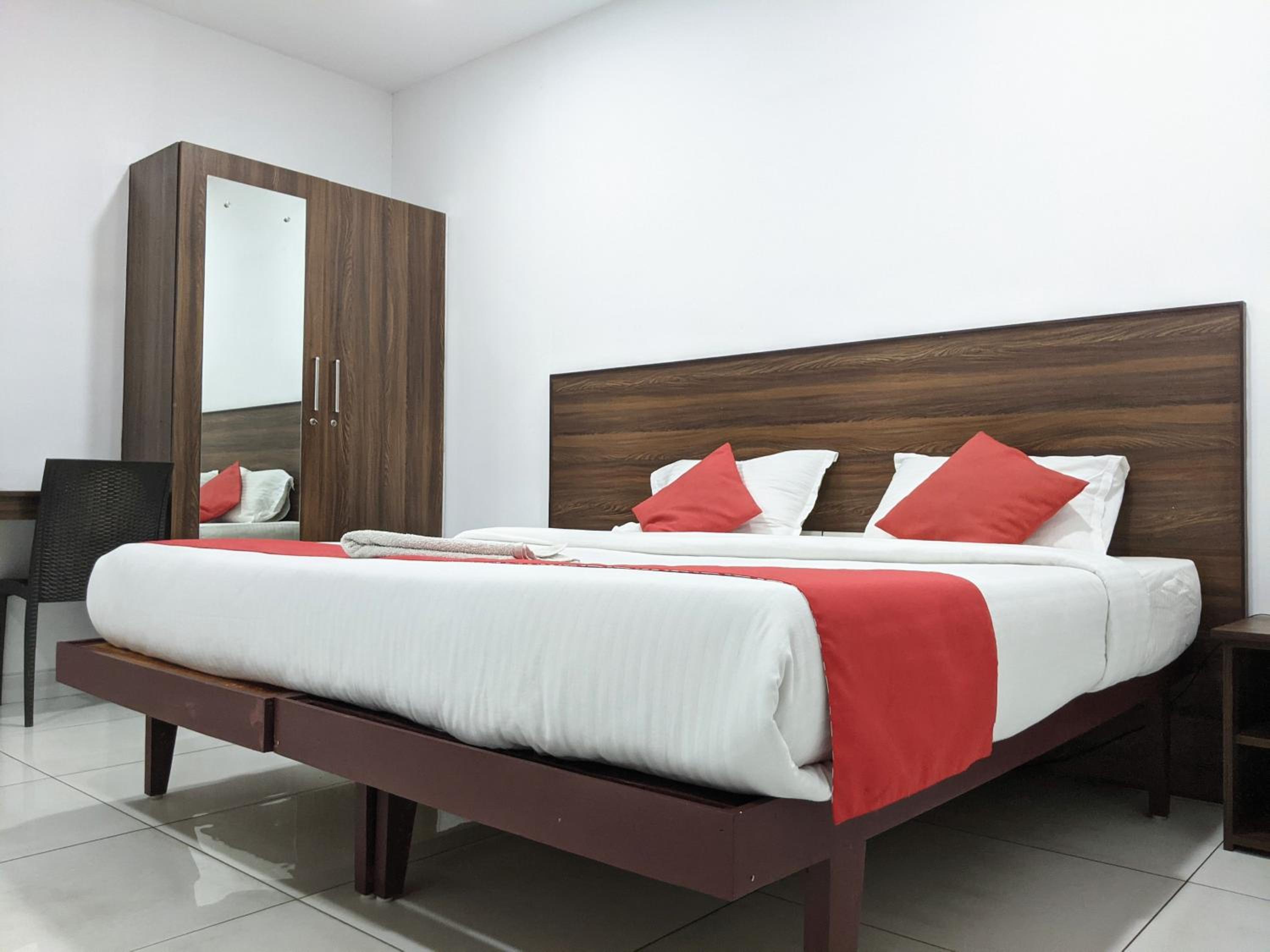 Standard Double Room - Photo 12