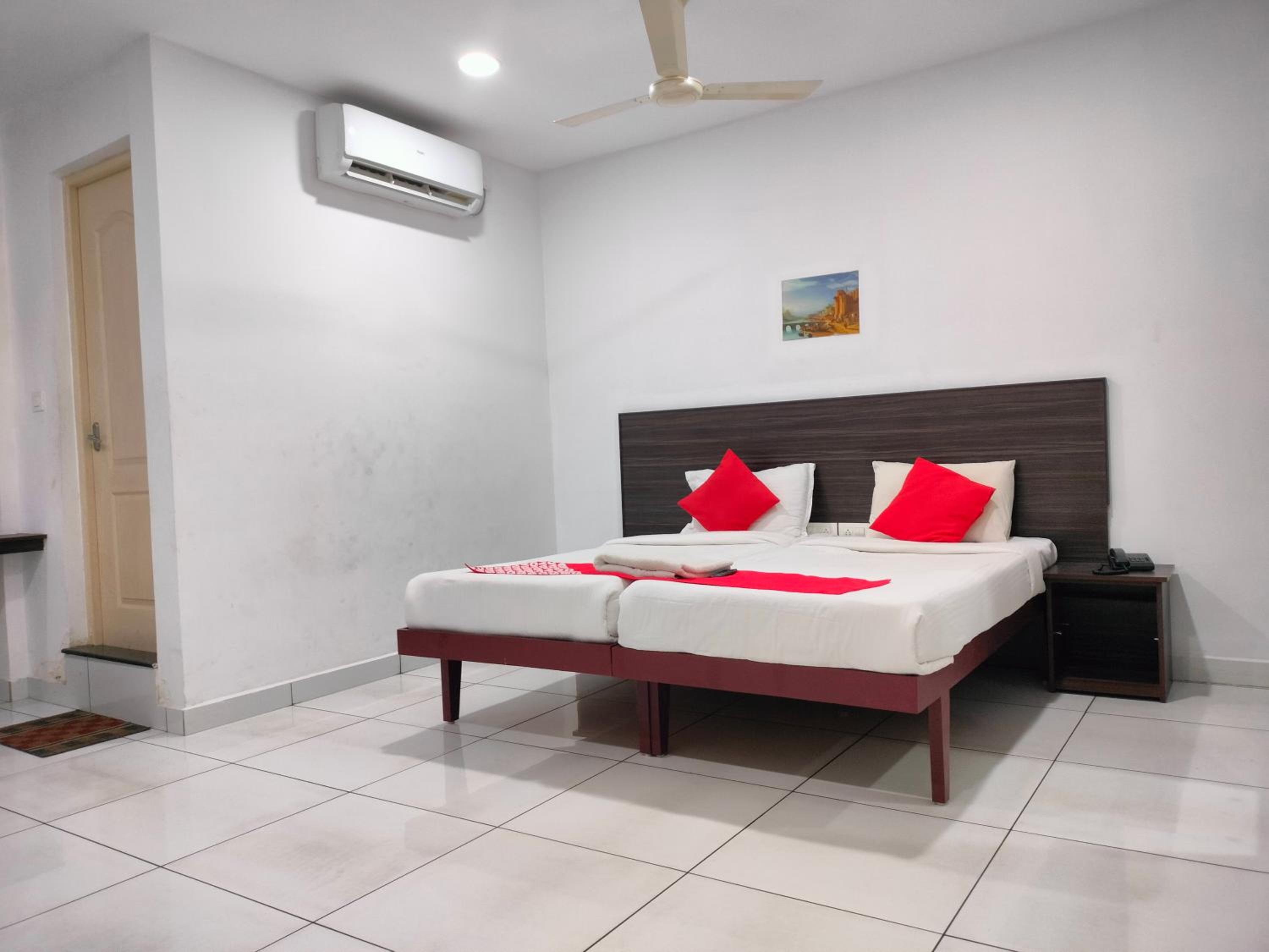 Standard Twin Room - Photo 3