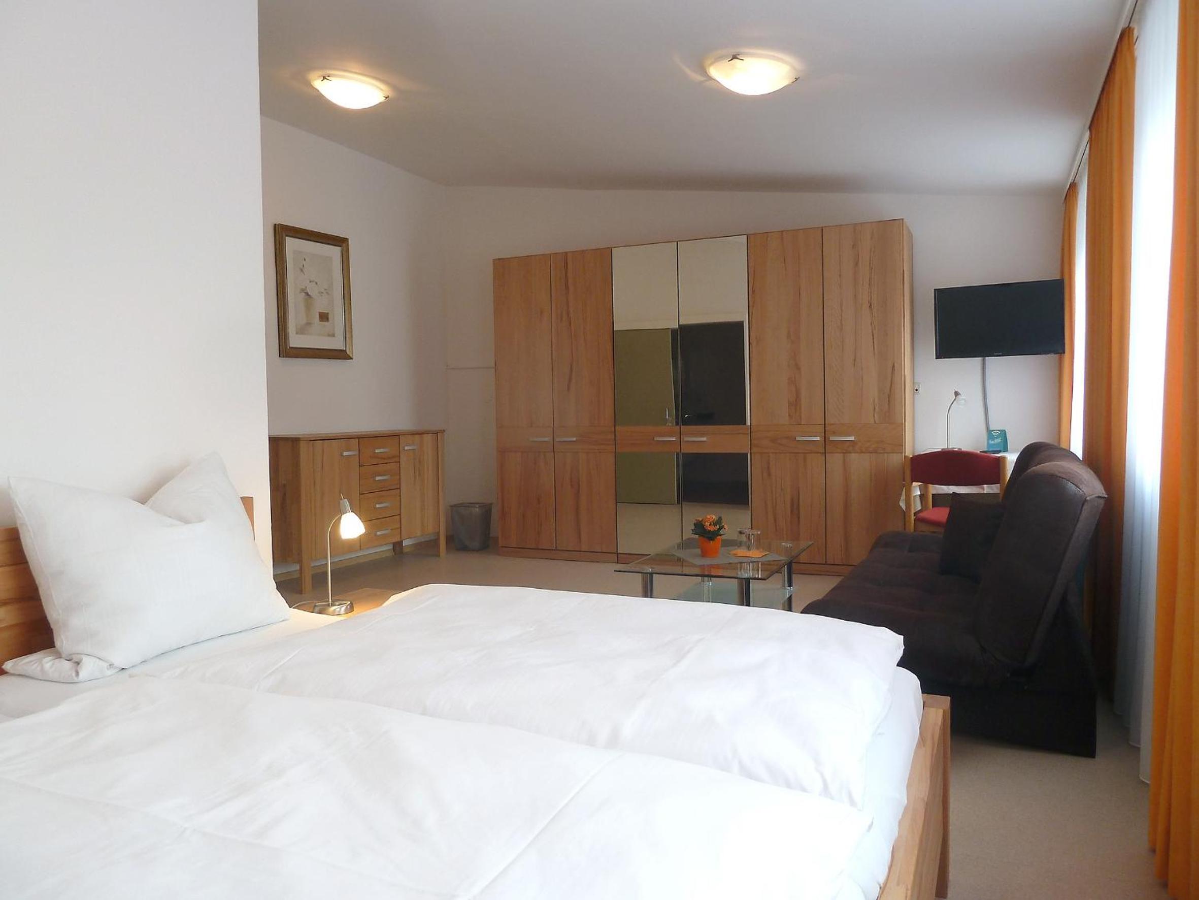 Large Double Room - Photo 1