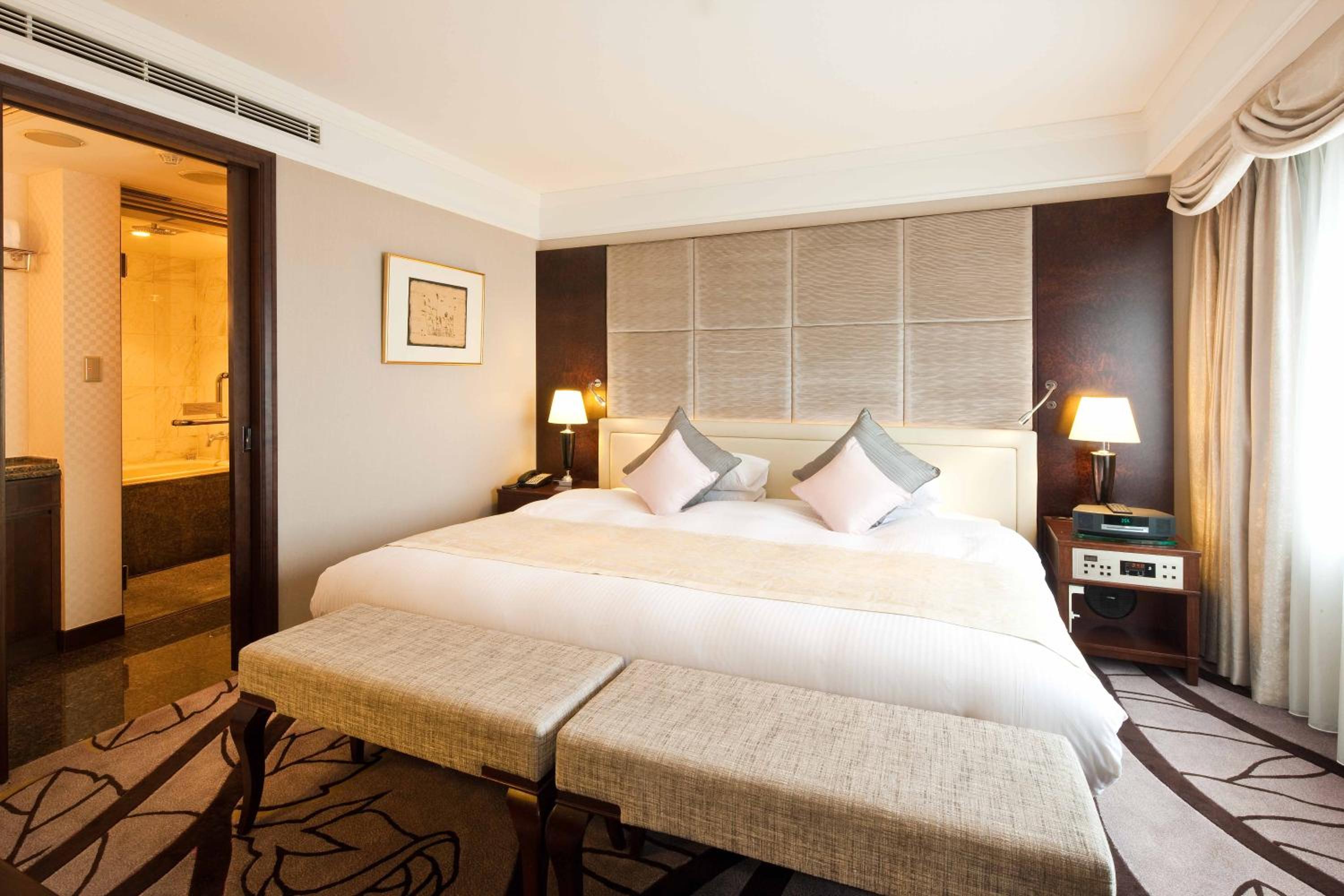 Suite with Complimentary Breakfast - Executive Floor photo 1