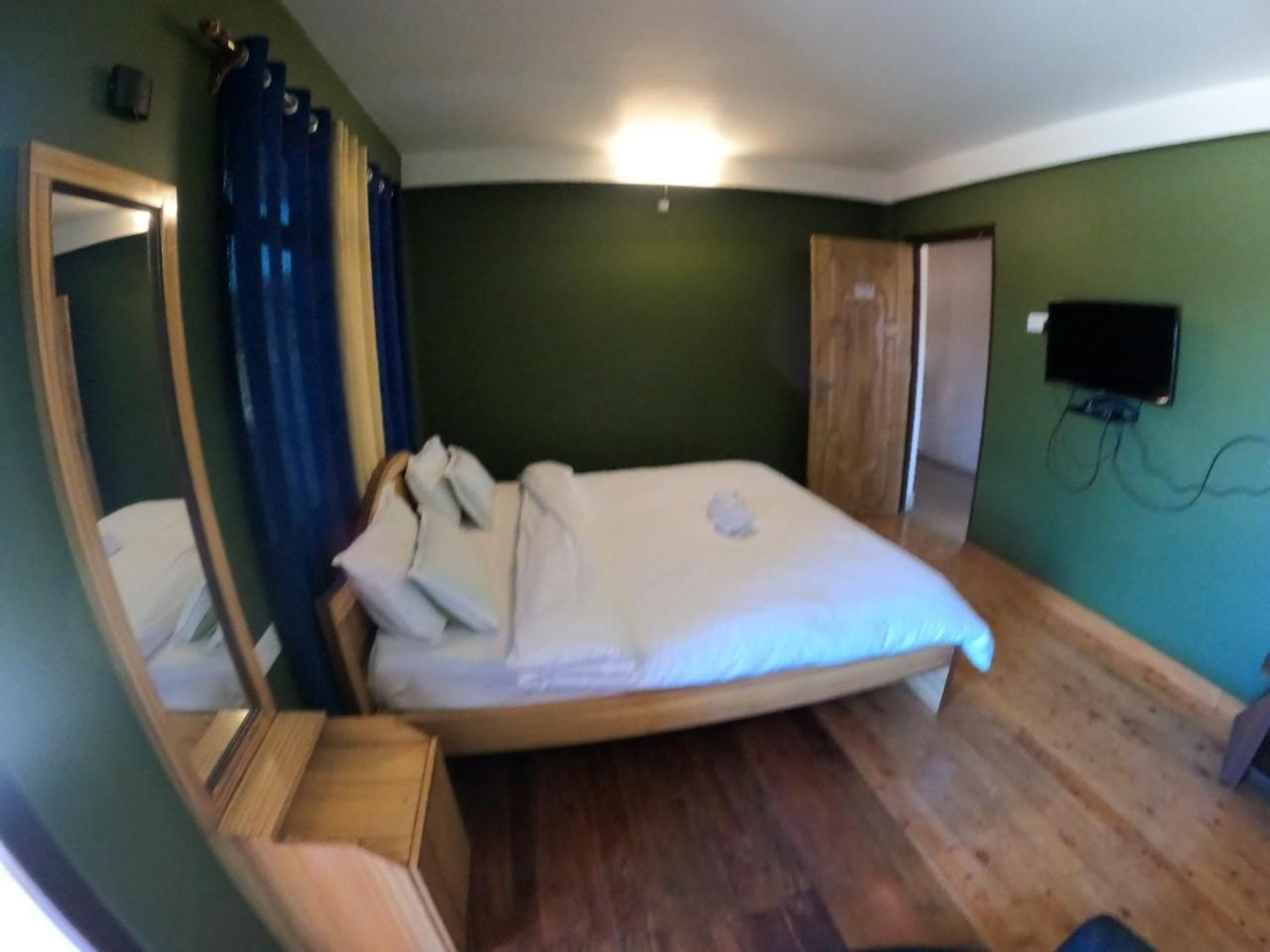 Queen Room photo 3
