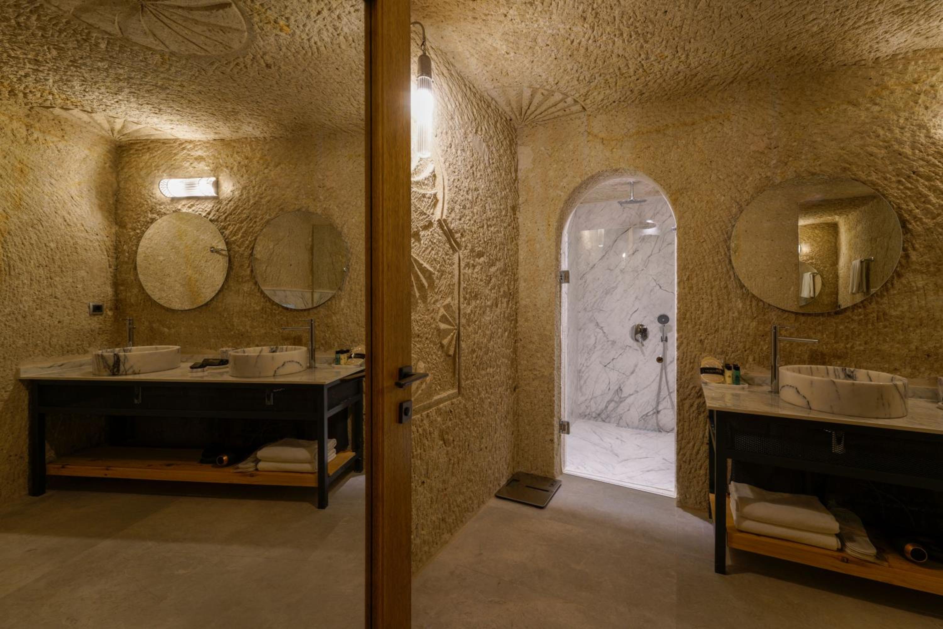 Superior King Suite - Photo 9