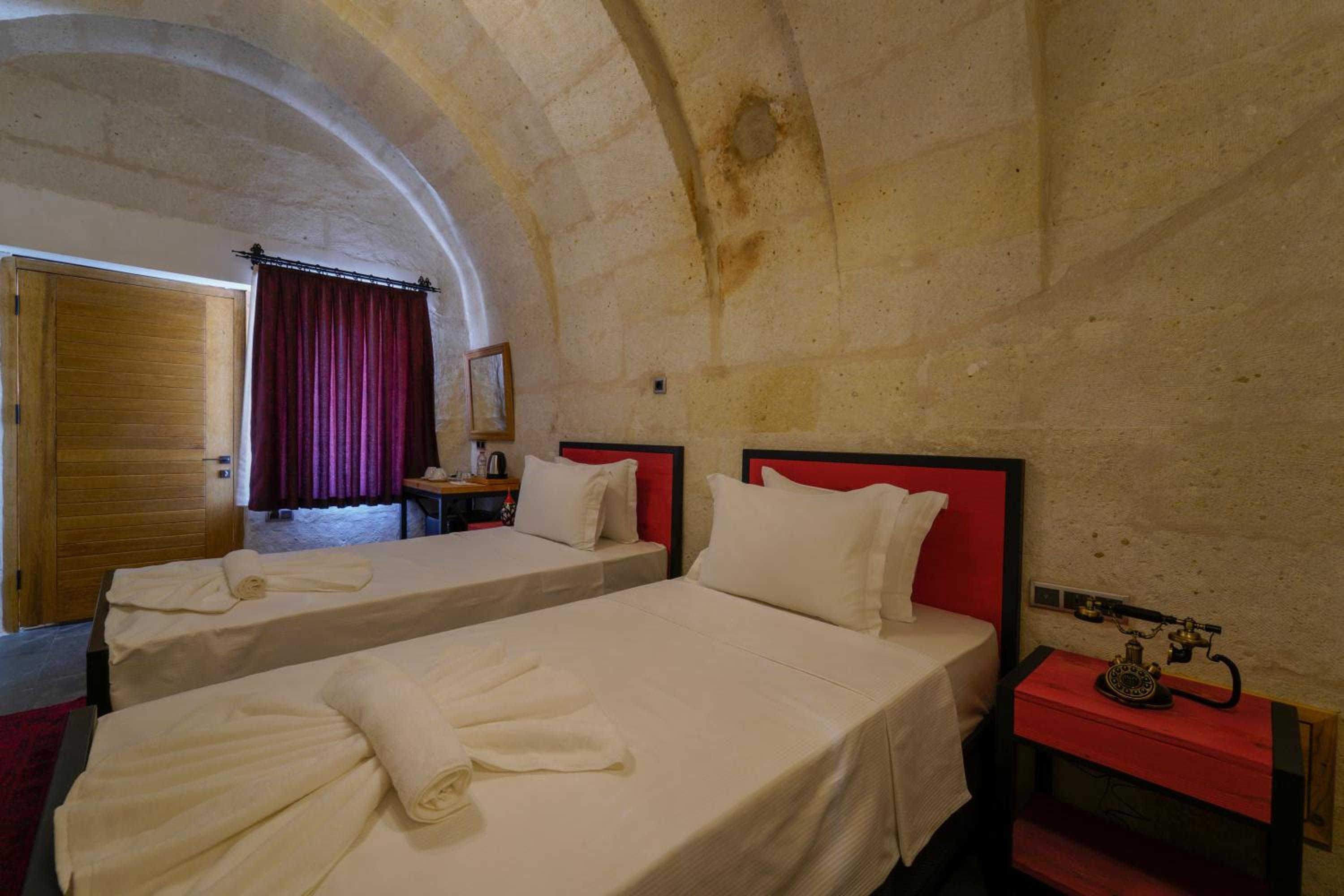 Double or Twin Room with View - Photo 18