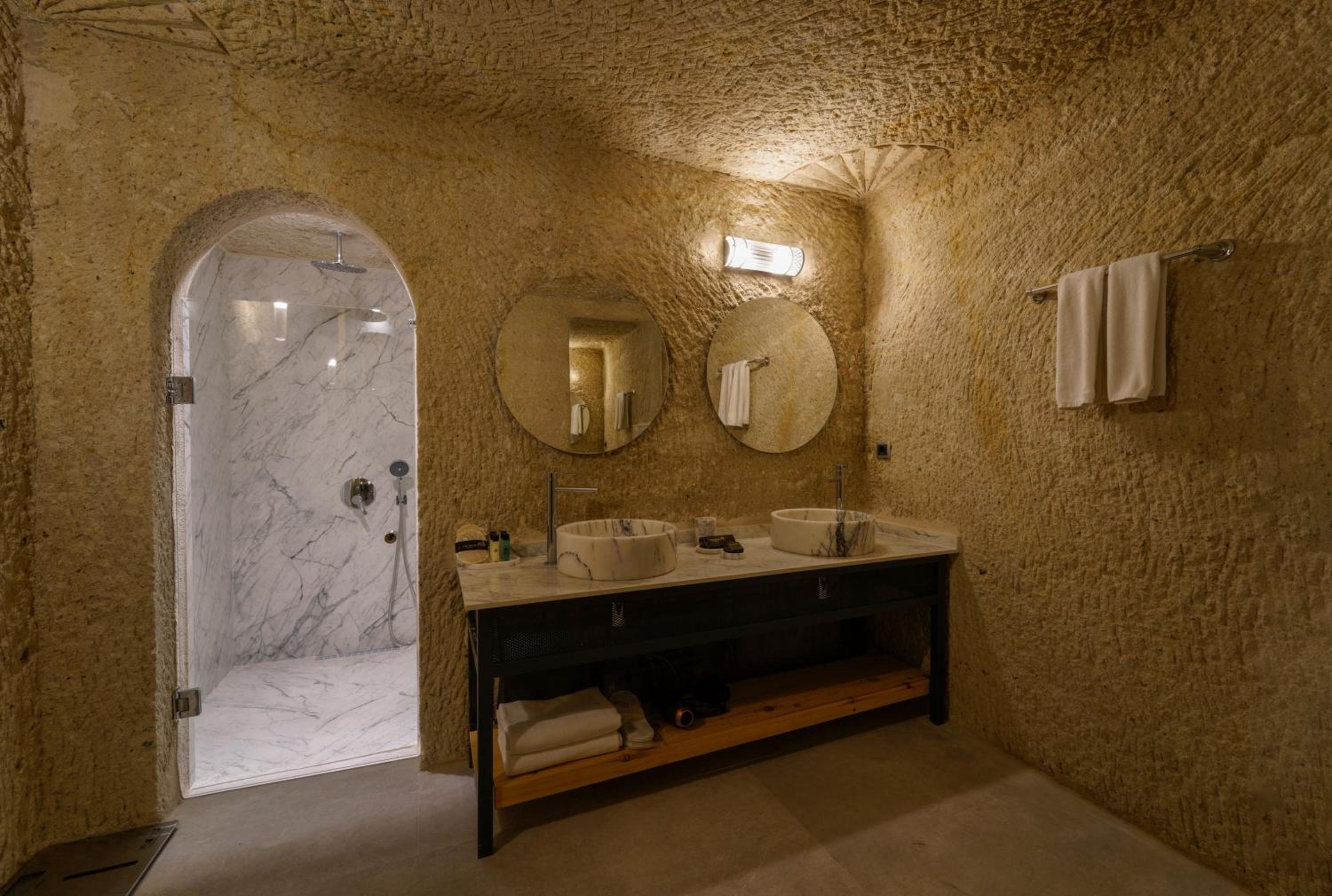 Superior King Suite - Photo 10