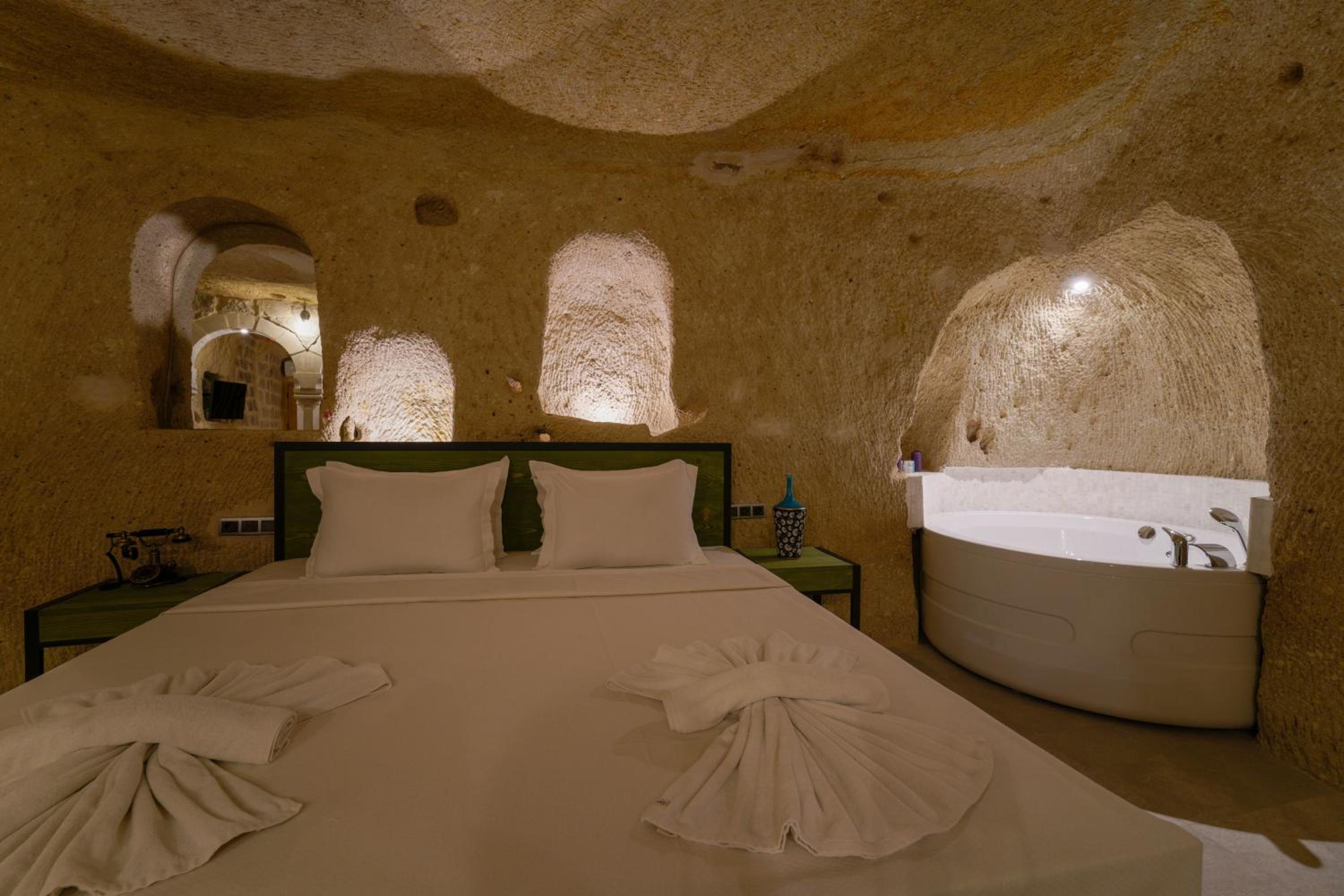 Superior King Suite - Photo 18