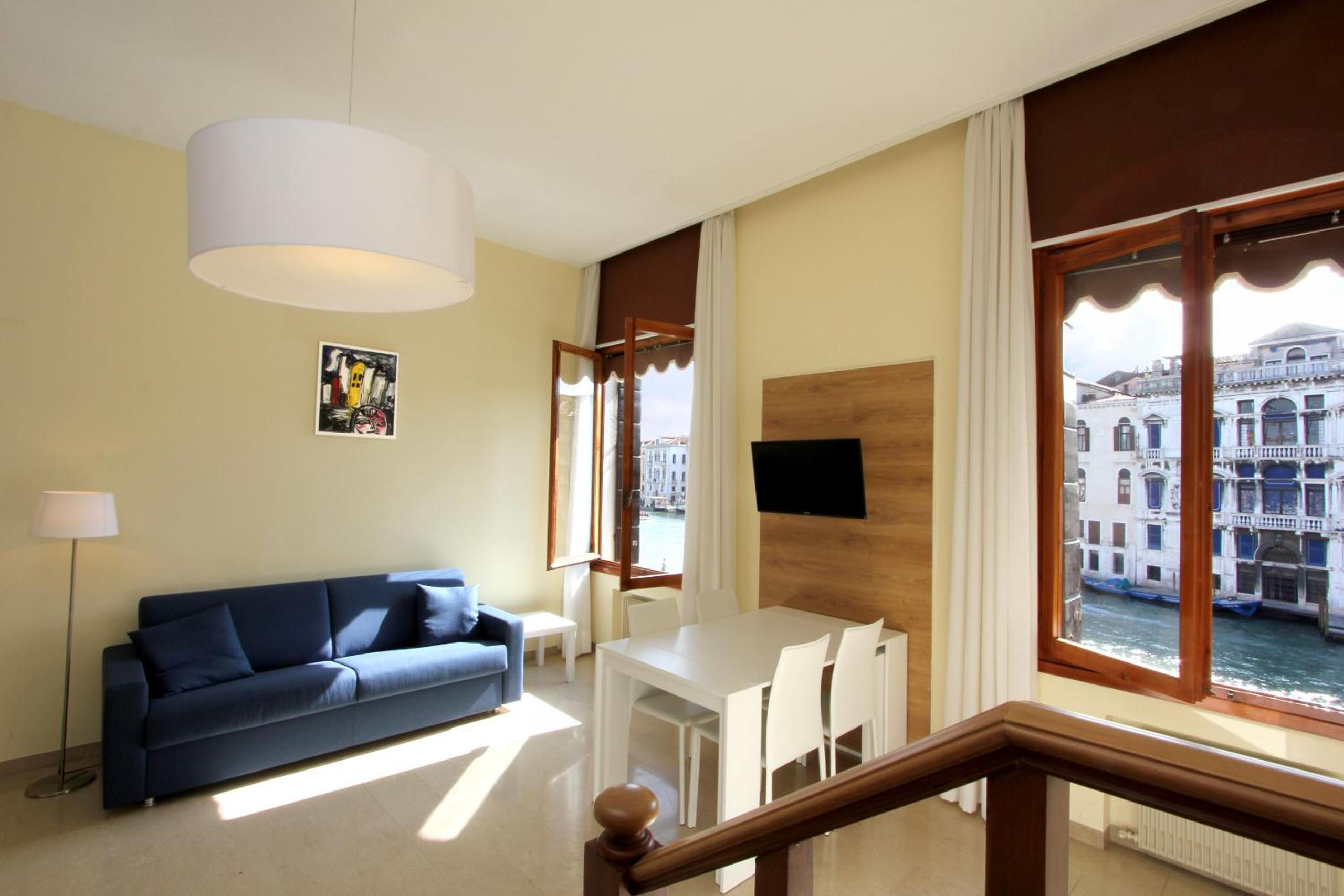 Gran Canal View One-Bedroom Apartment with Canal View
