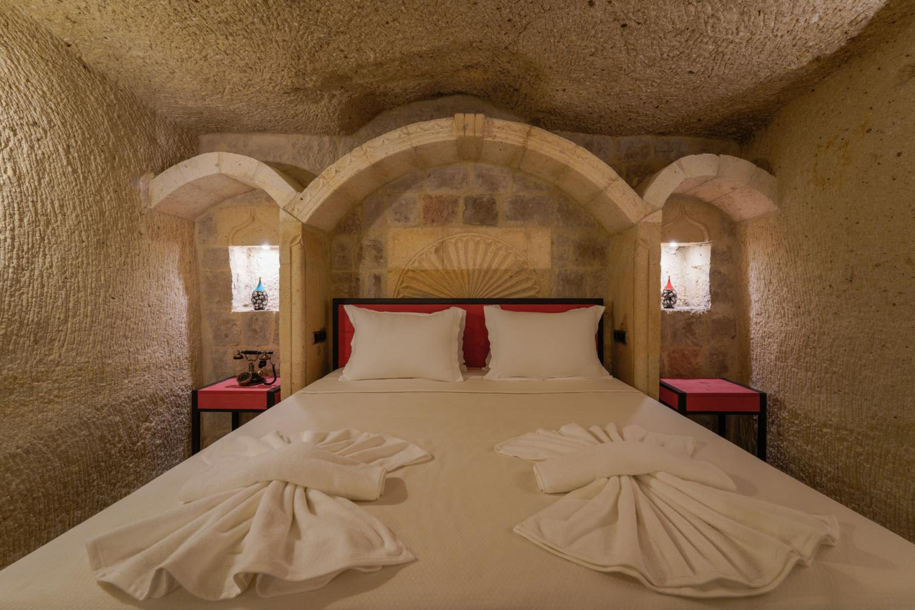 Superior Suite - Photo 11
