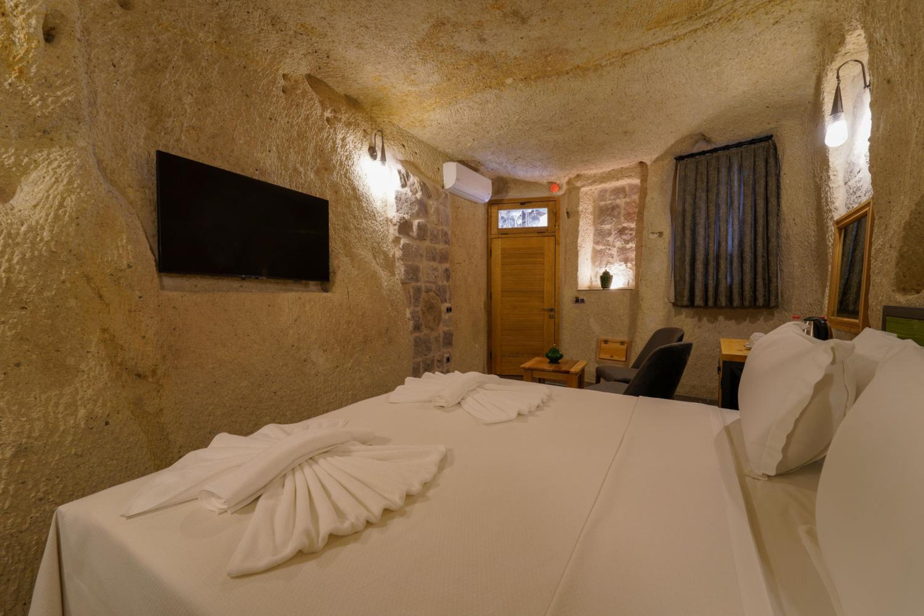Deluxe Suite - Photo 23