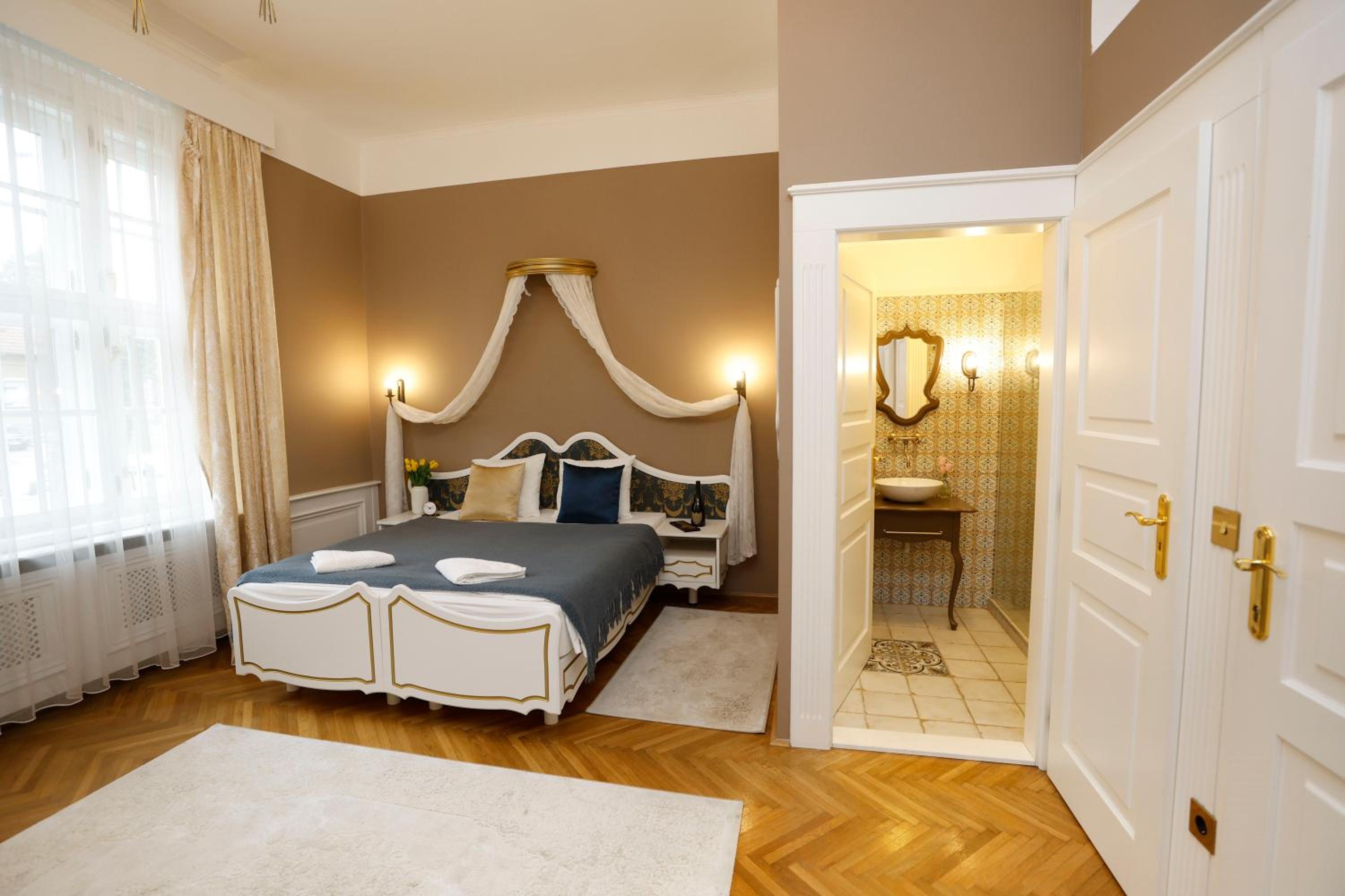 Deluxe King Room photo 1