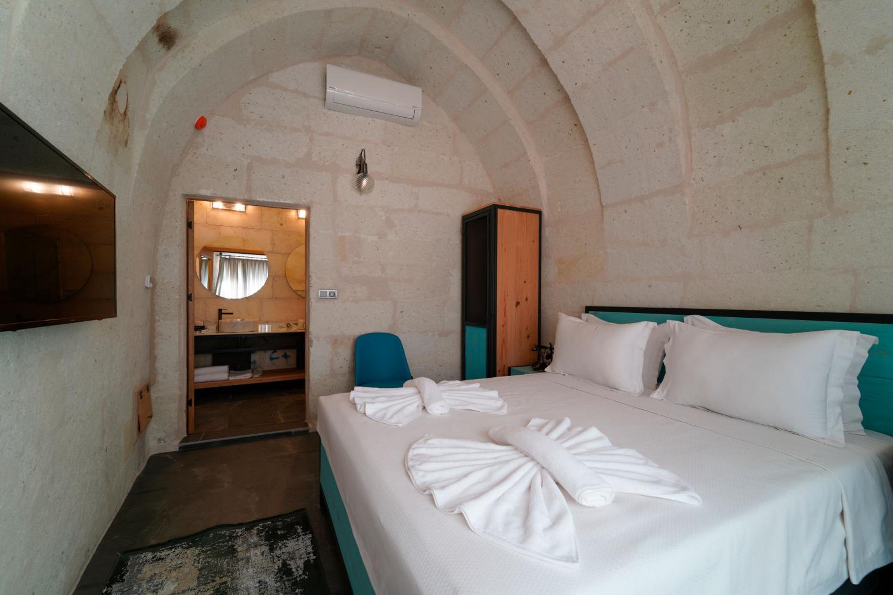 Double or Twin Room with View - Photo 28