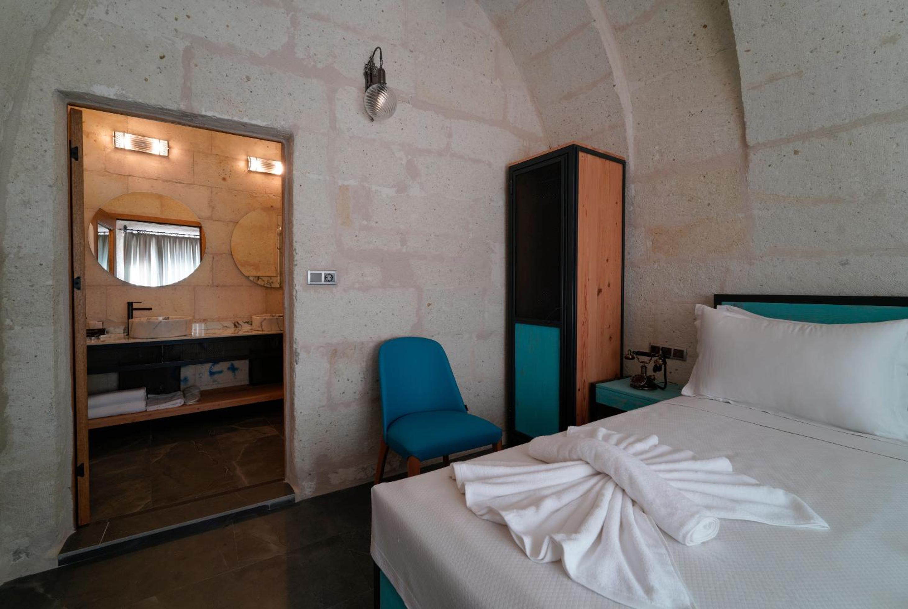 Double or Twin Room with View - Photo 10