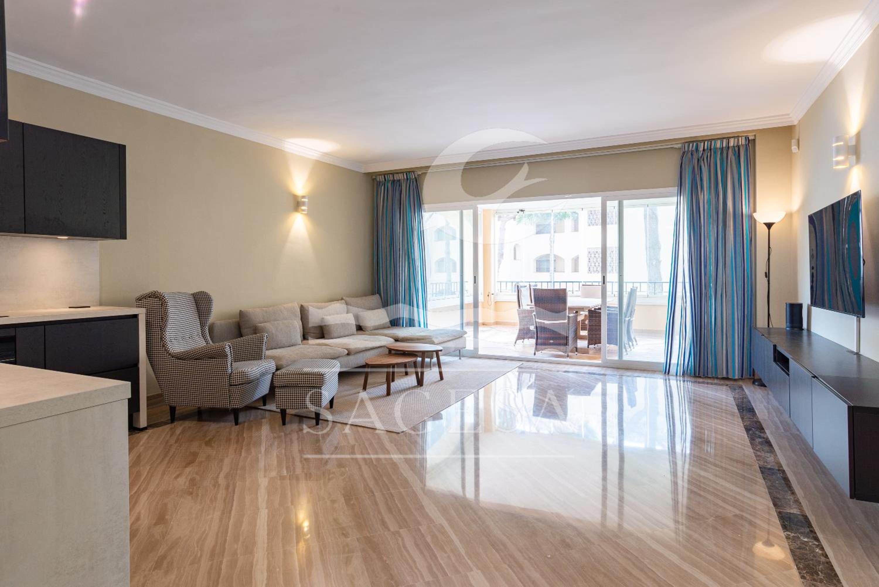 Apartamento con vista a la piscina