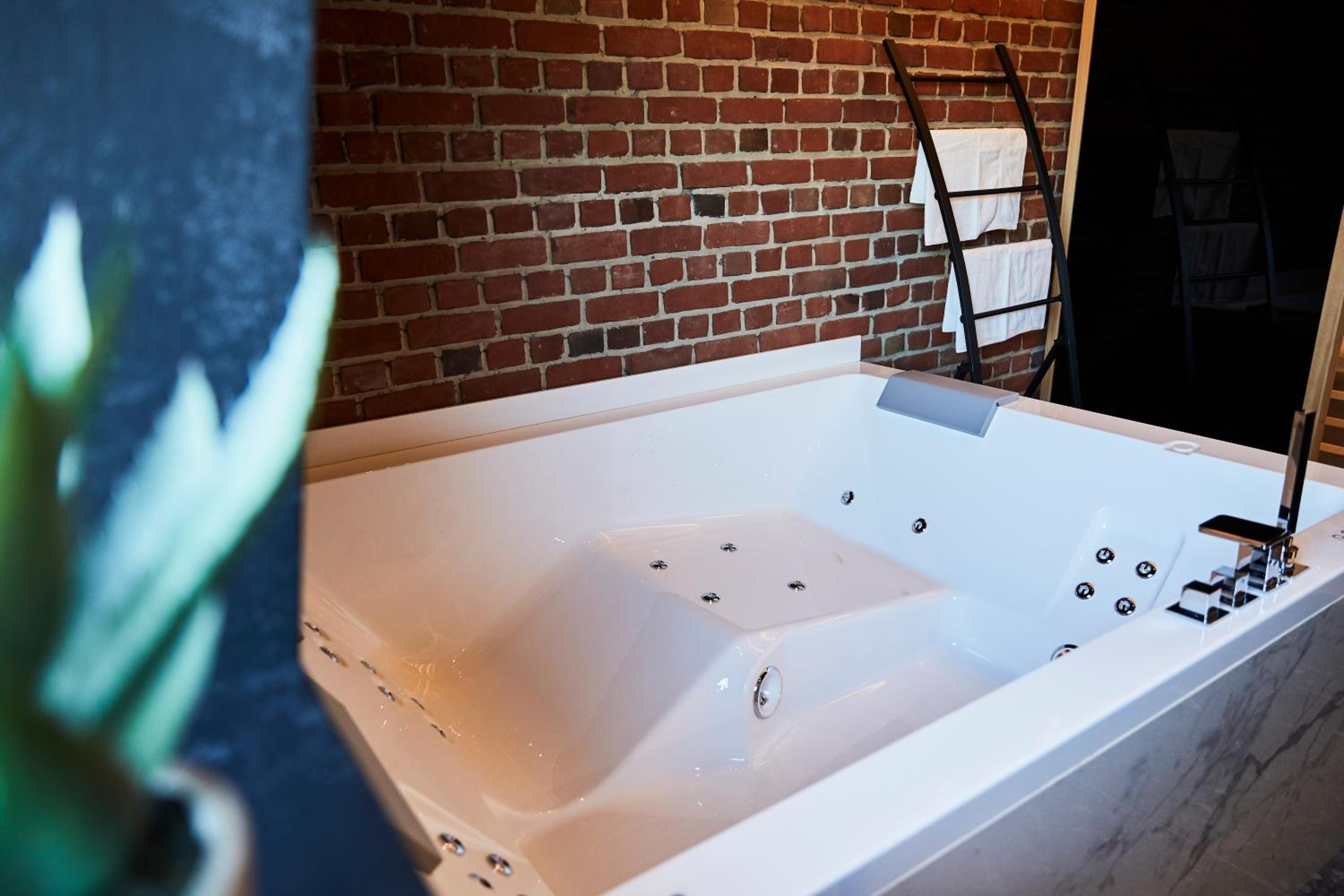 Suite with Spa Bath - Photo 13