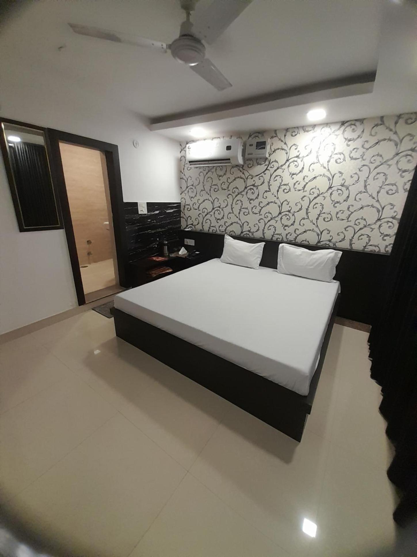 Large Double Room - Photo 1