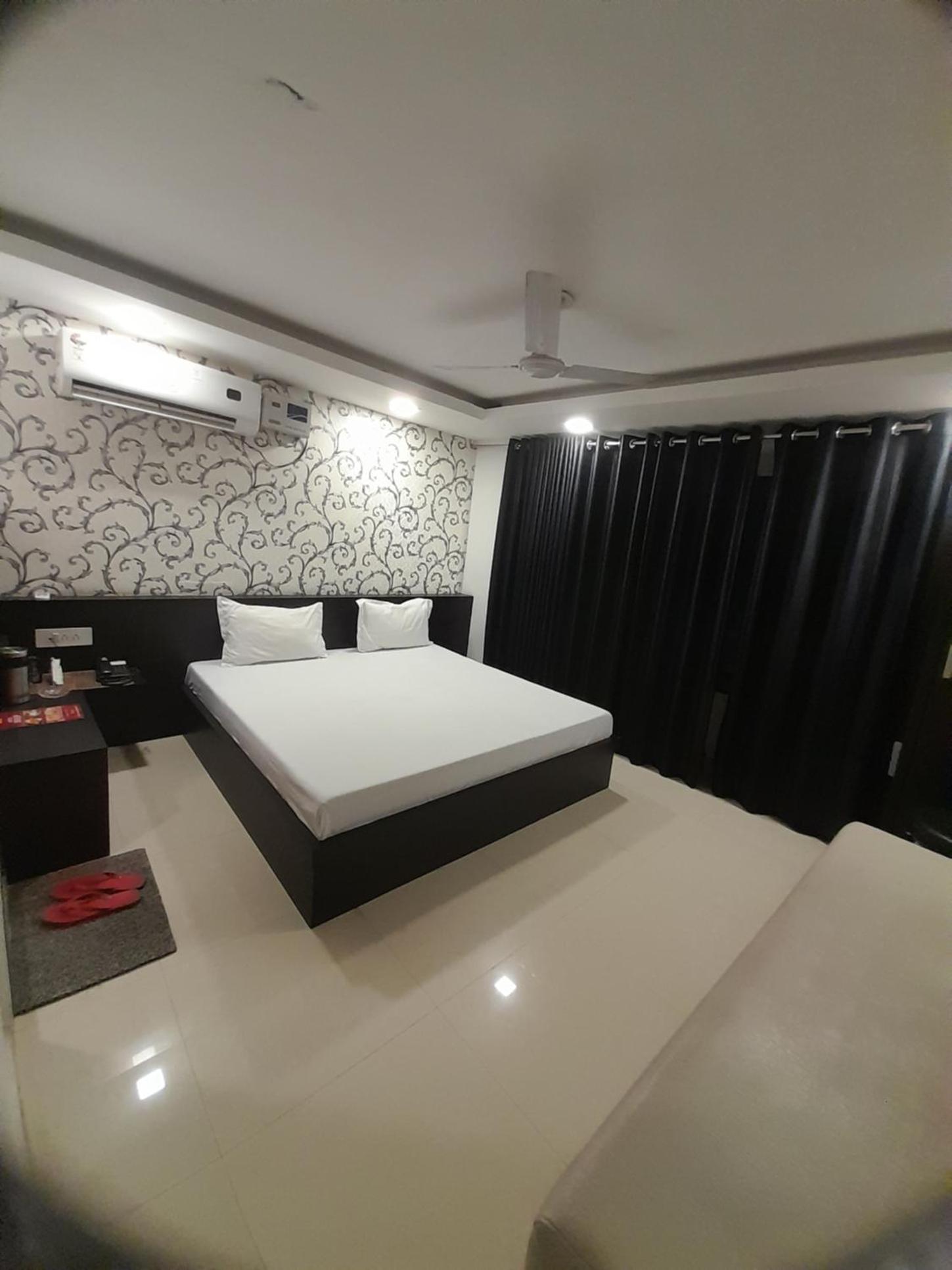 Large Double Room - Photo 4