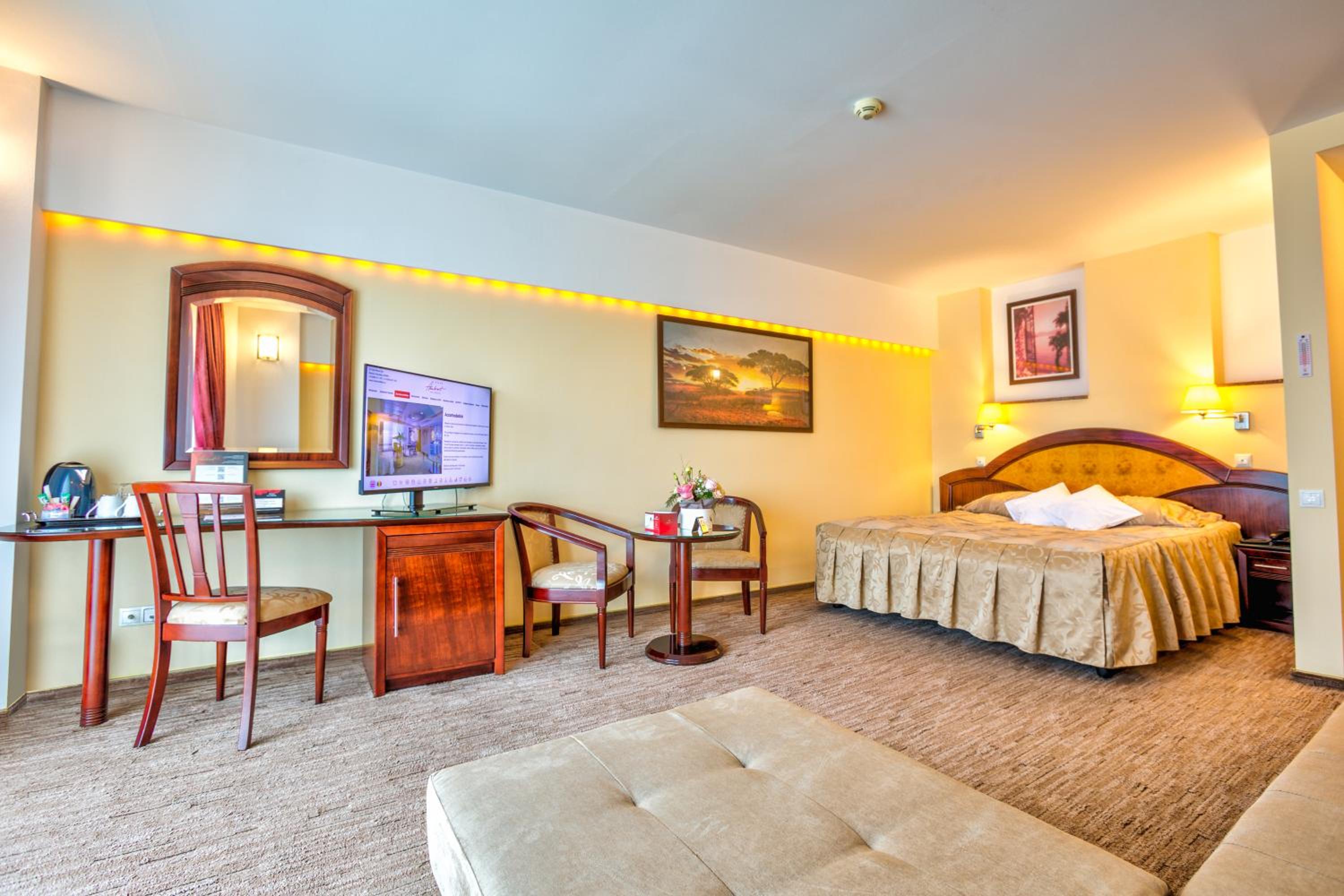 Deluxe Double Room with Extra Bed - 4 stars - Photo 1
