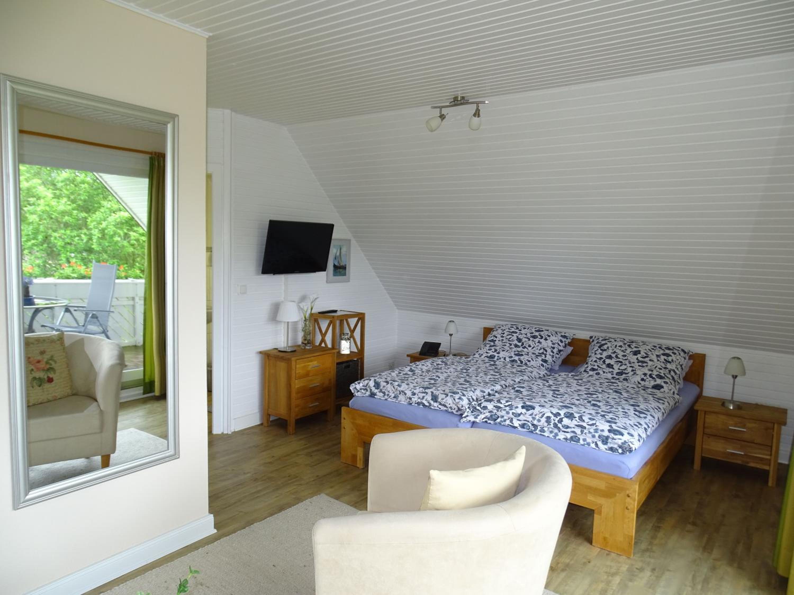One-Bedroom Apartment with Balcony photo 3