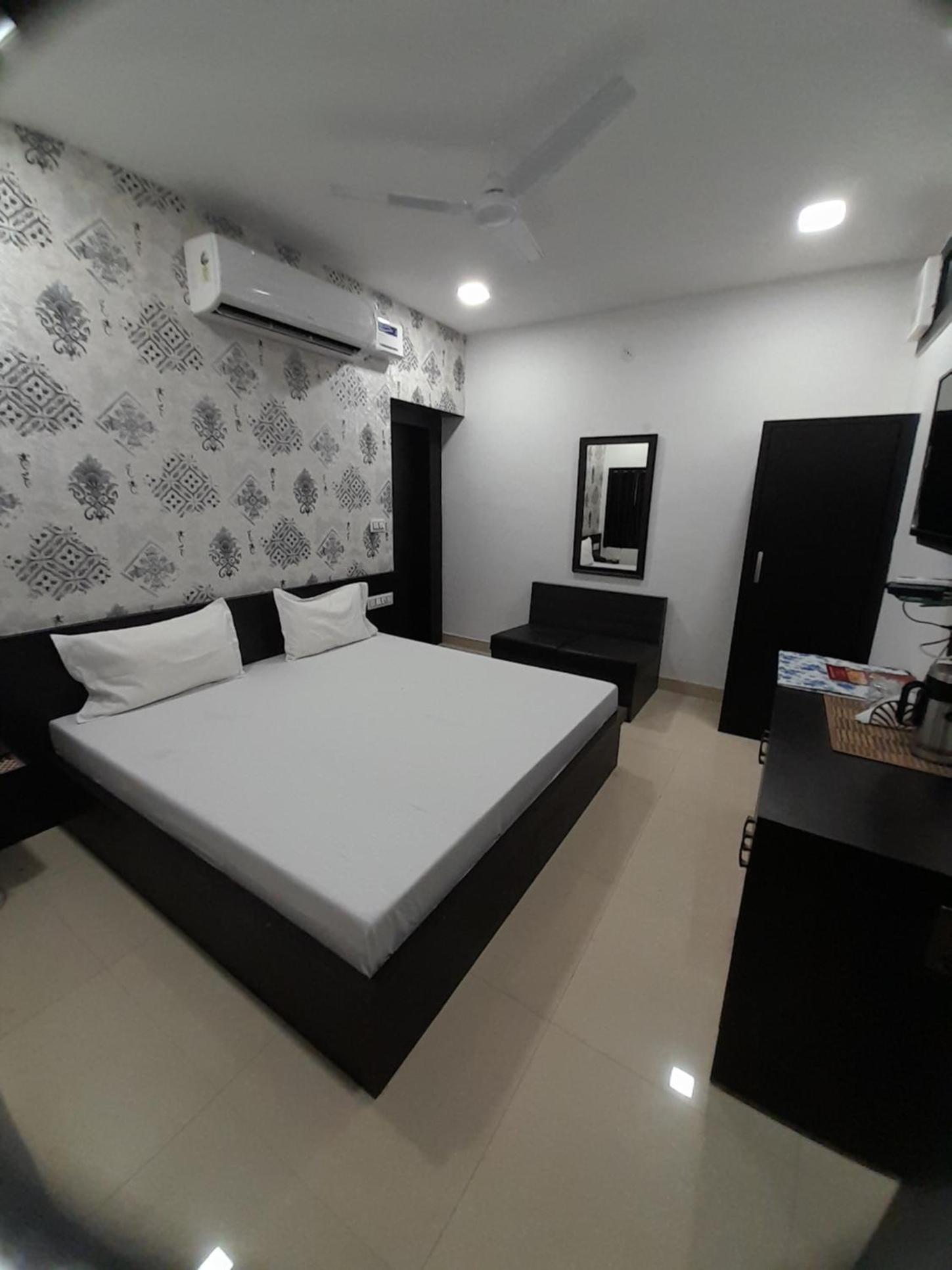 Large Double Room - Photo 3
