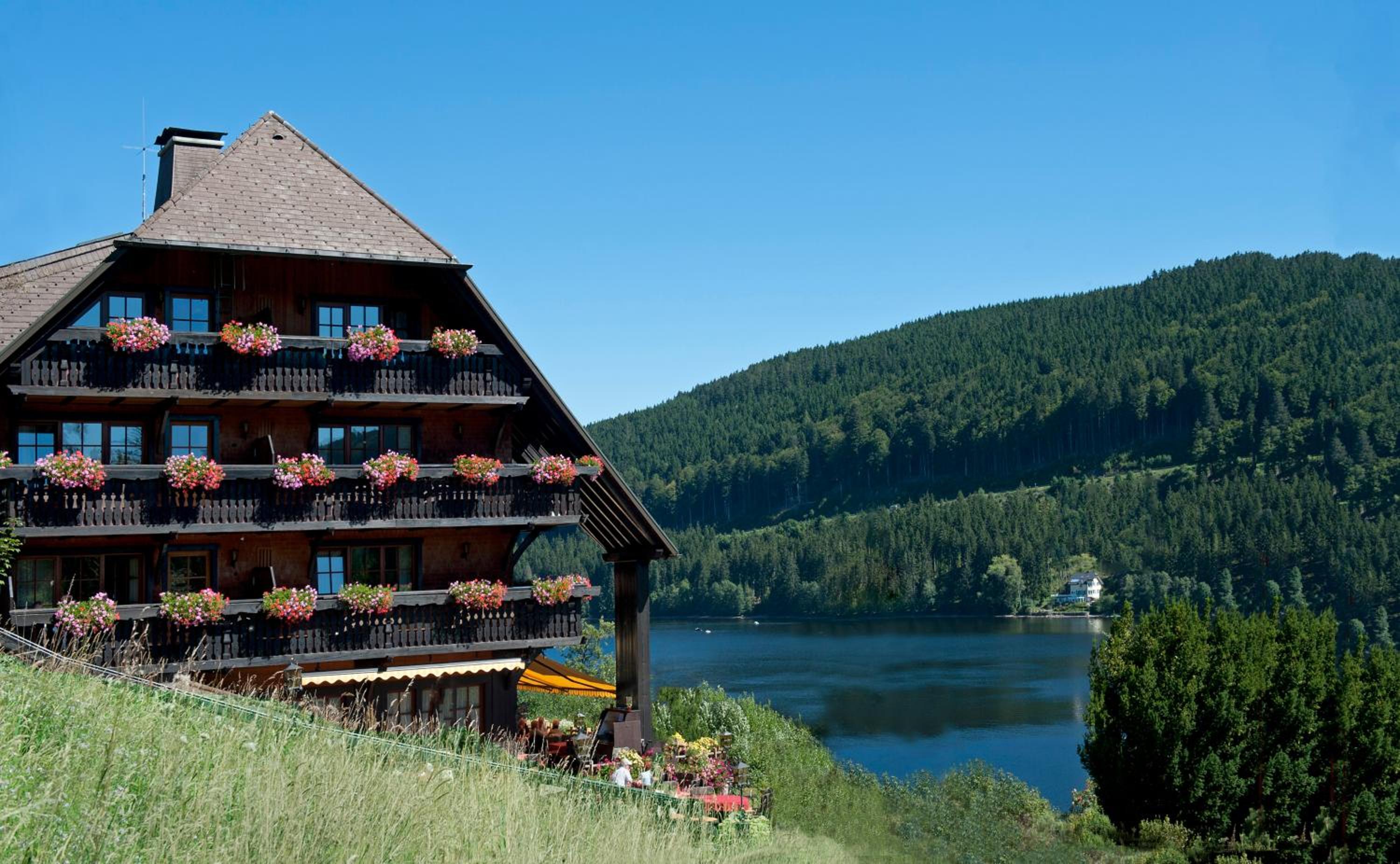 Deluxe Double Room with Lake View and Corner Balcony - Photo 2