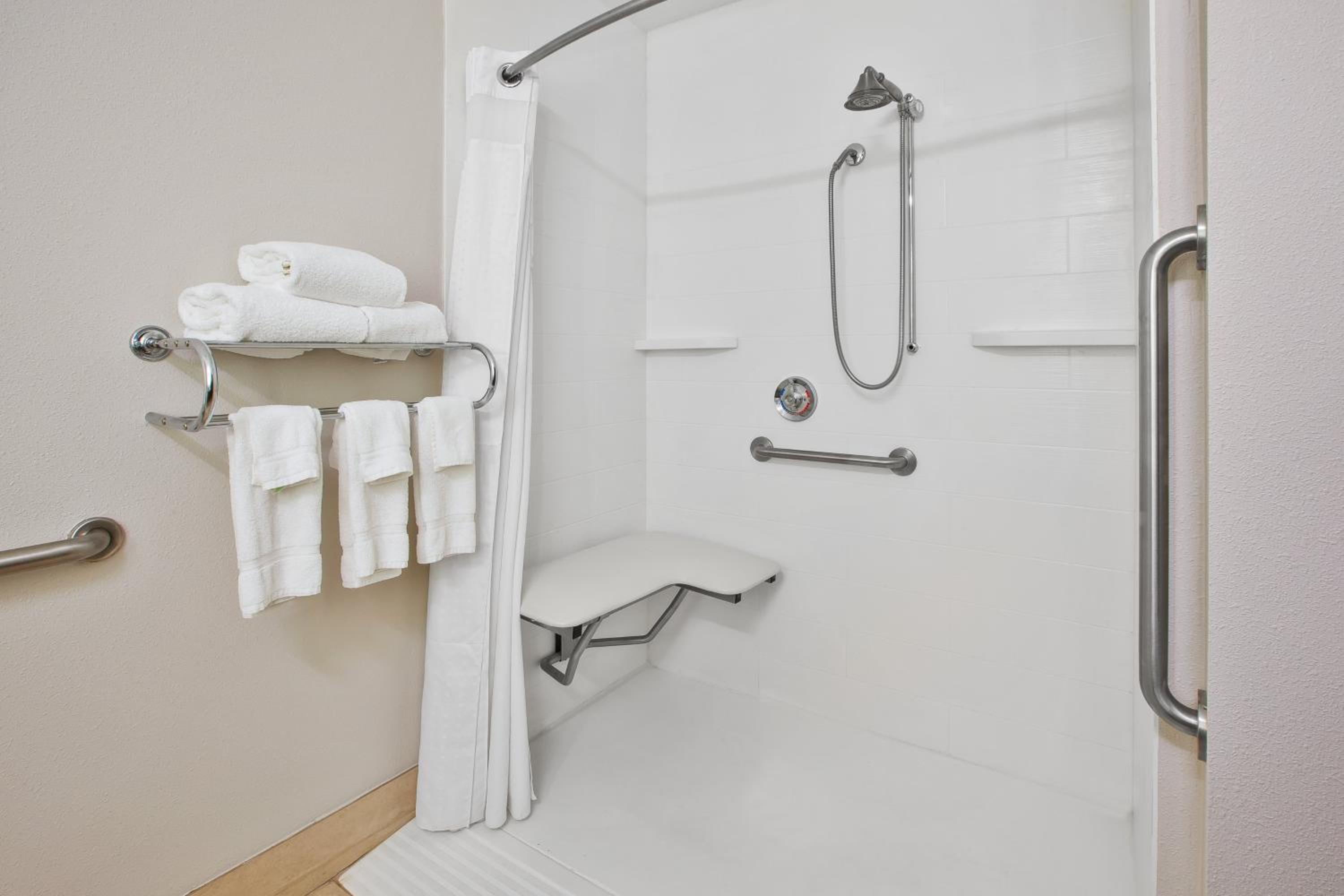 One Bed Studio Hear Access Roll Shower - Non-Smoking - Photo 5