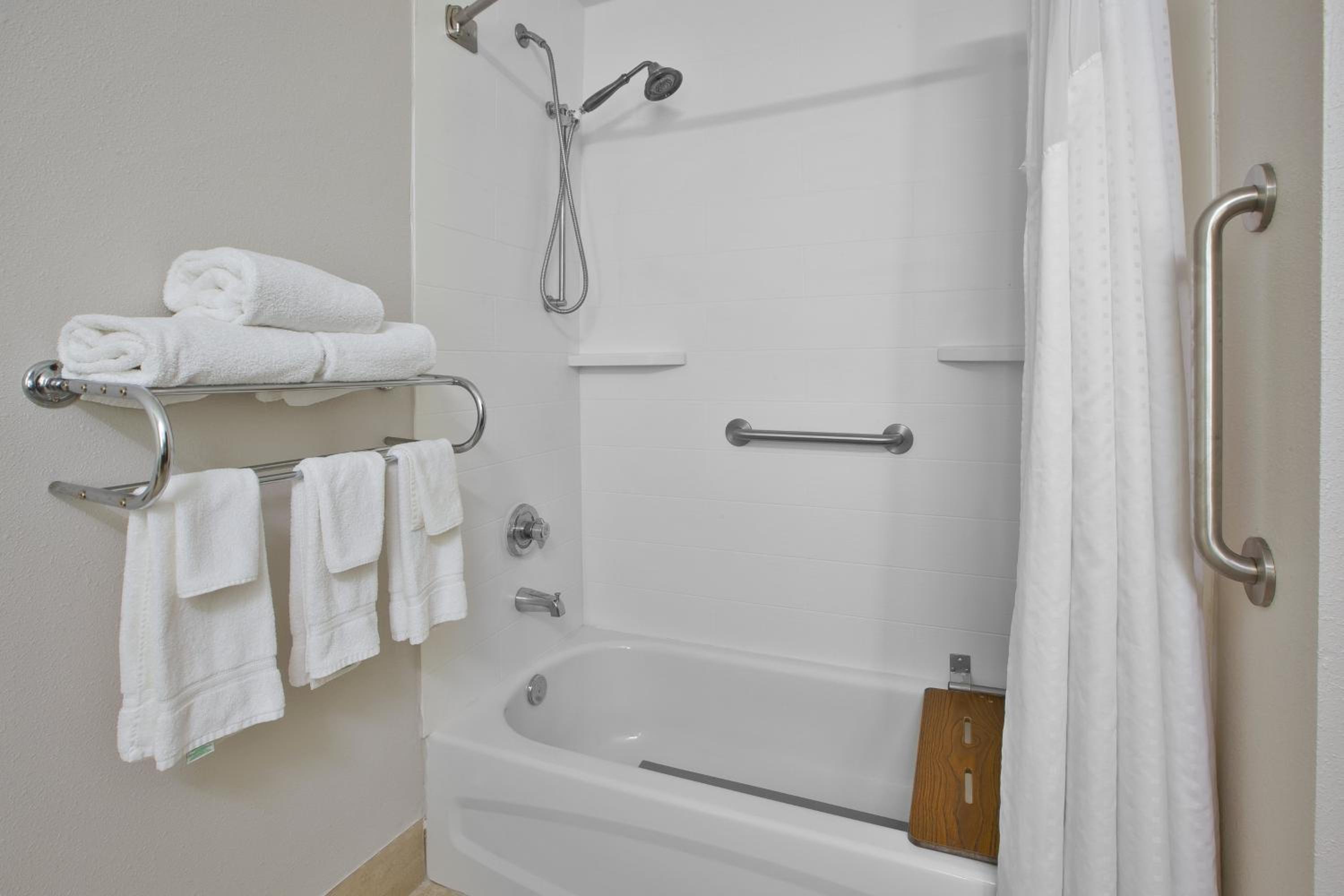Standard King Room with Mobility Accessible Tub - Photo 3