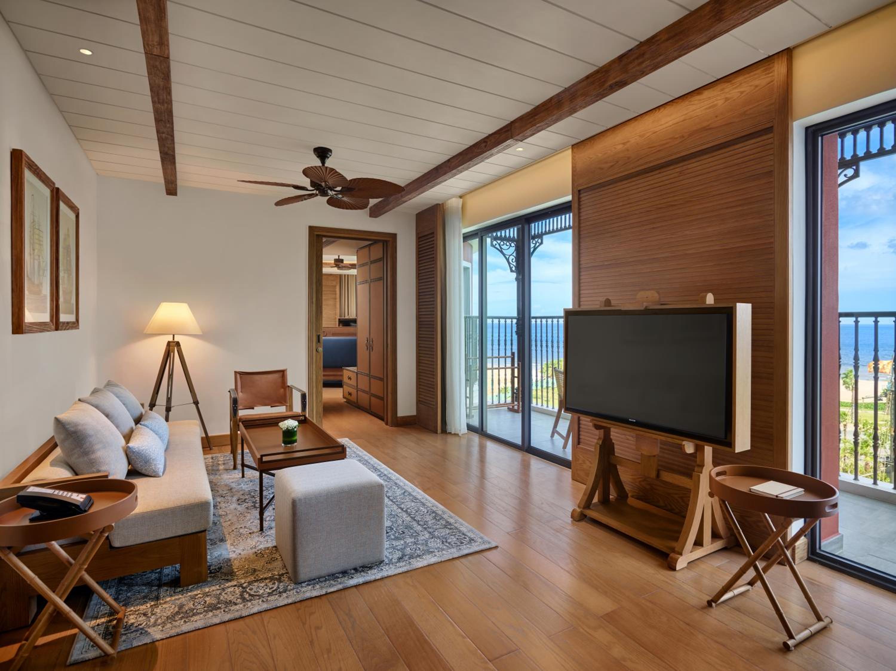Admiral Suite with Balcony and Ocean Front View - Club Lounge Complimentary - Photo 4