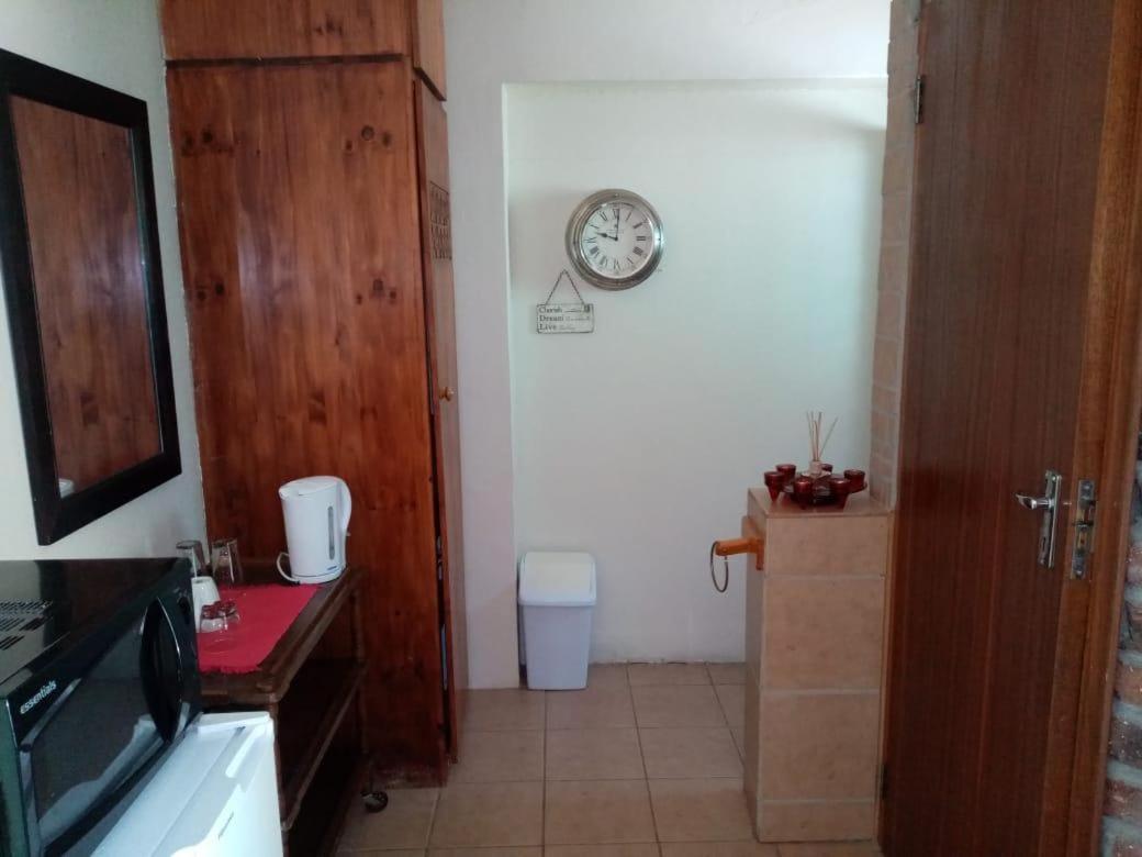 Standard Twin Room - Photo 2
