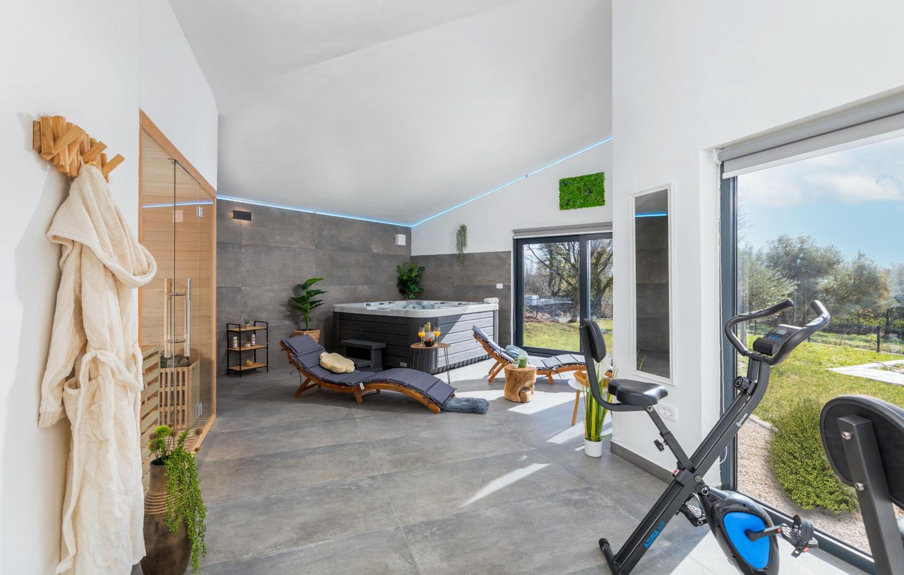 Six-Bedroom Villa with Pool photo 3