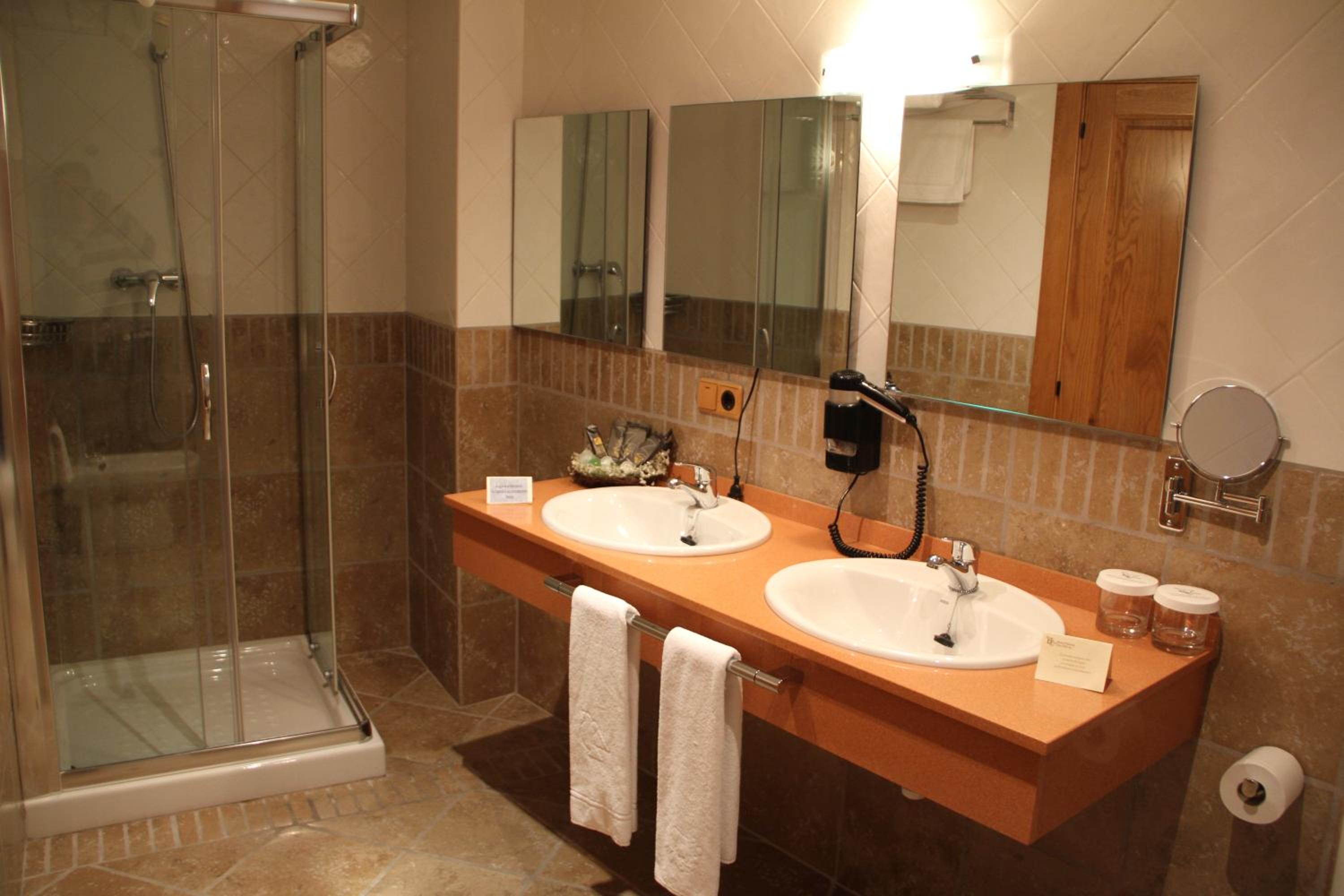 Double or Twin Room - Photo 2