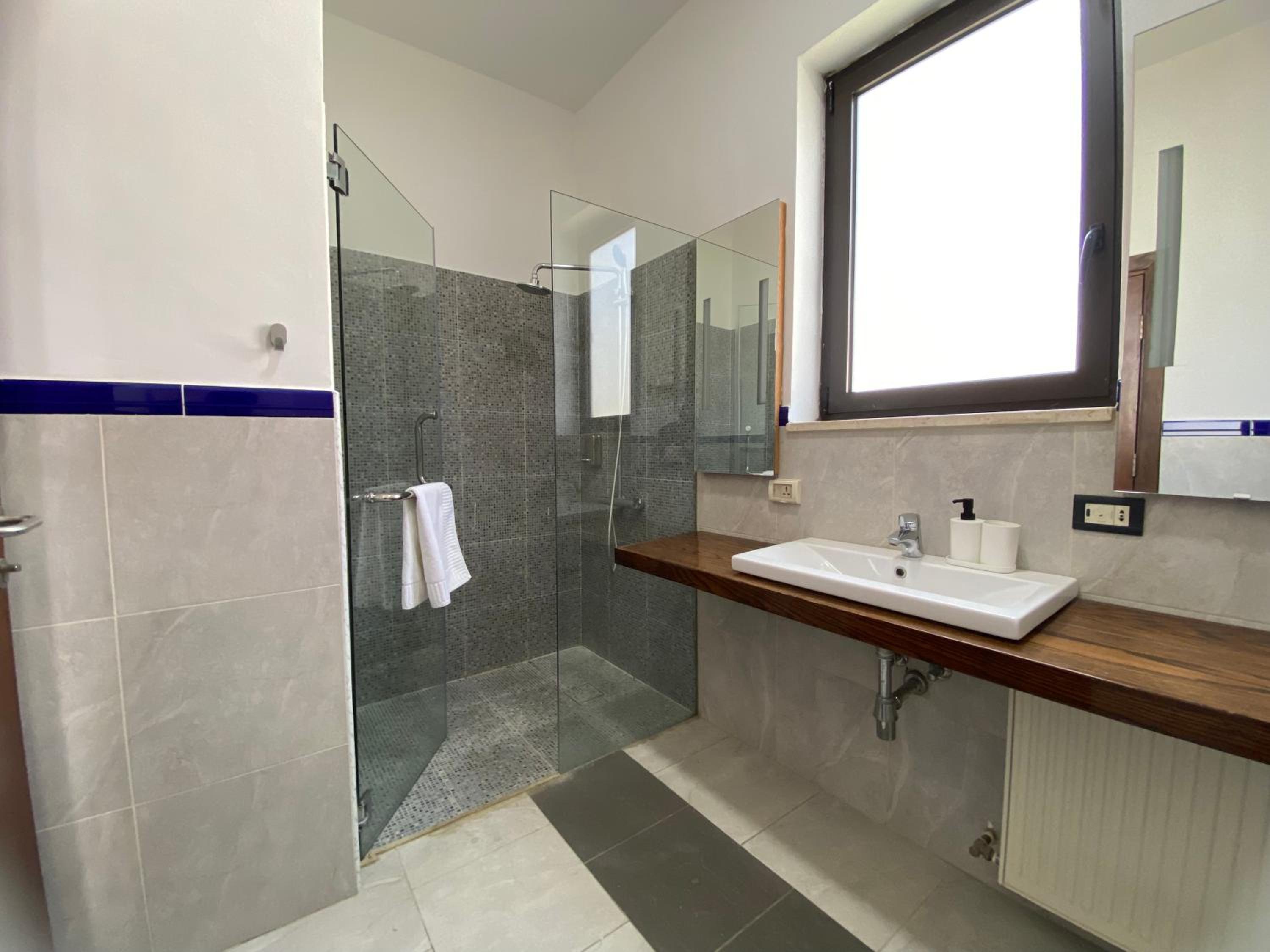 Double Room with Private Bathroom - Photo 29