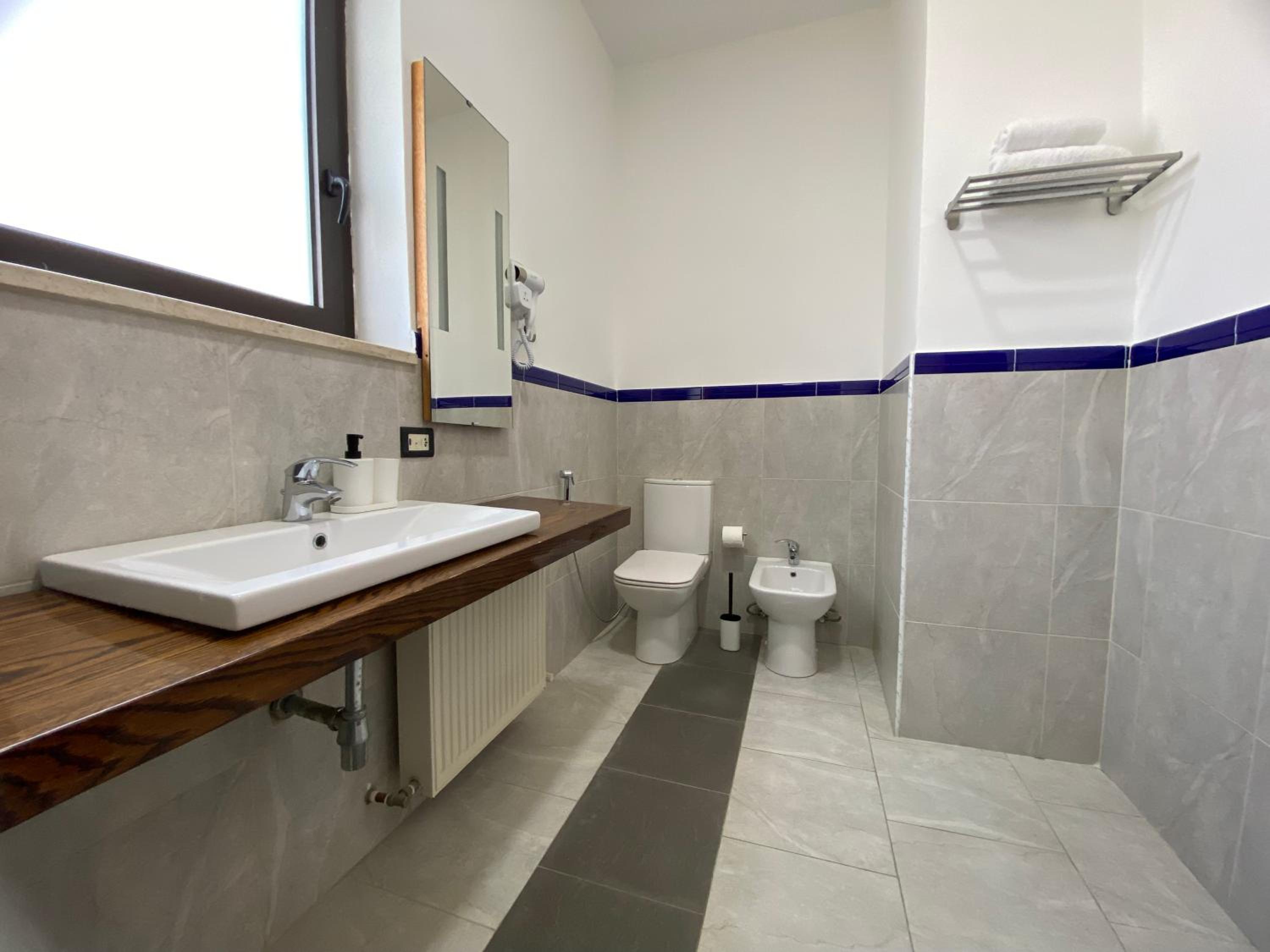 Double Room with Private Bathroom - Photo 16