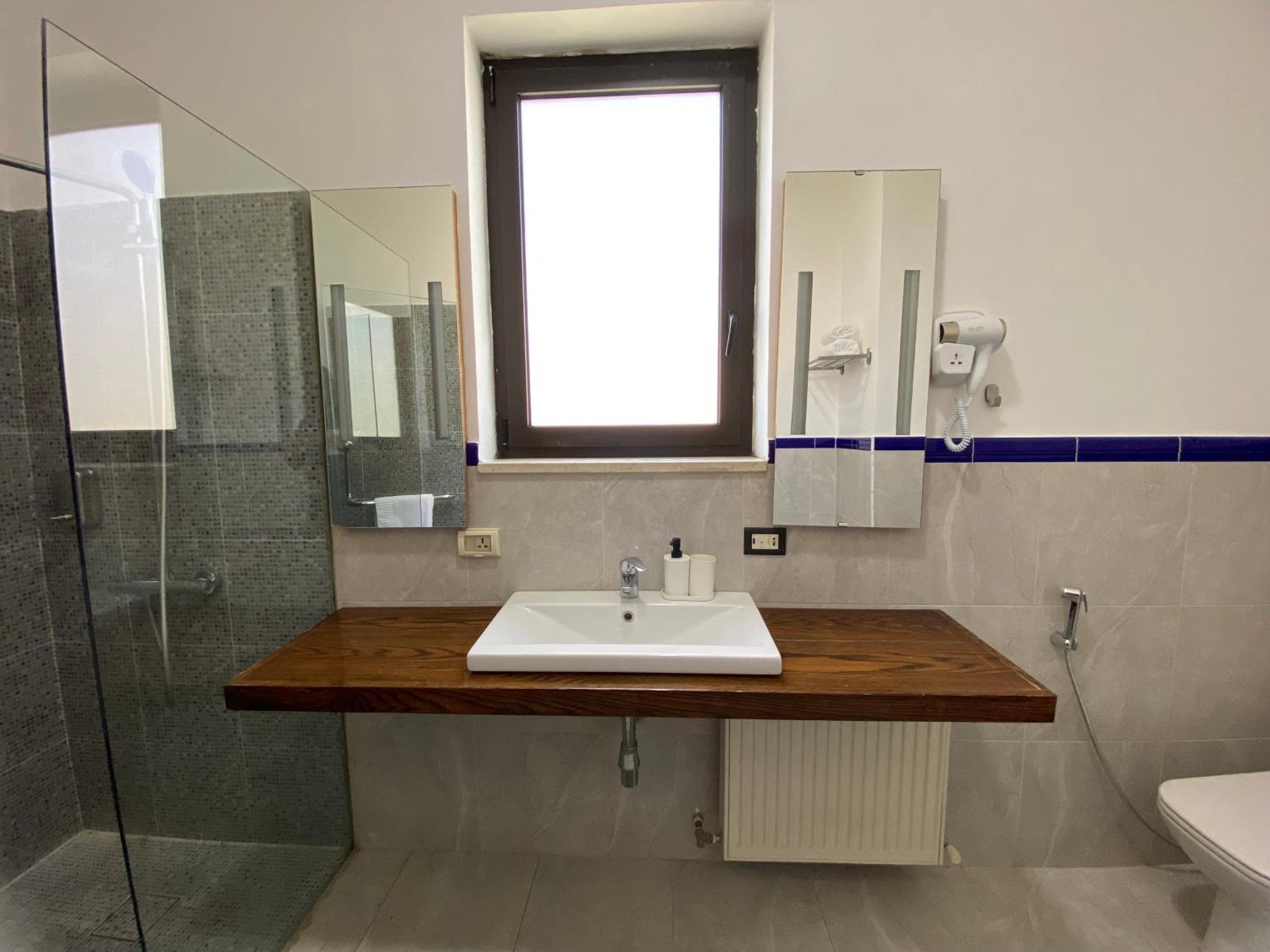 Double Room with Private Bathroom - Photo 21