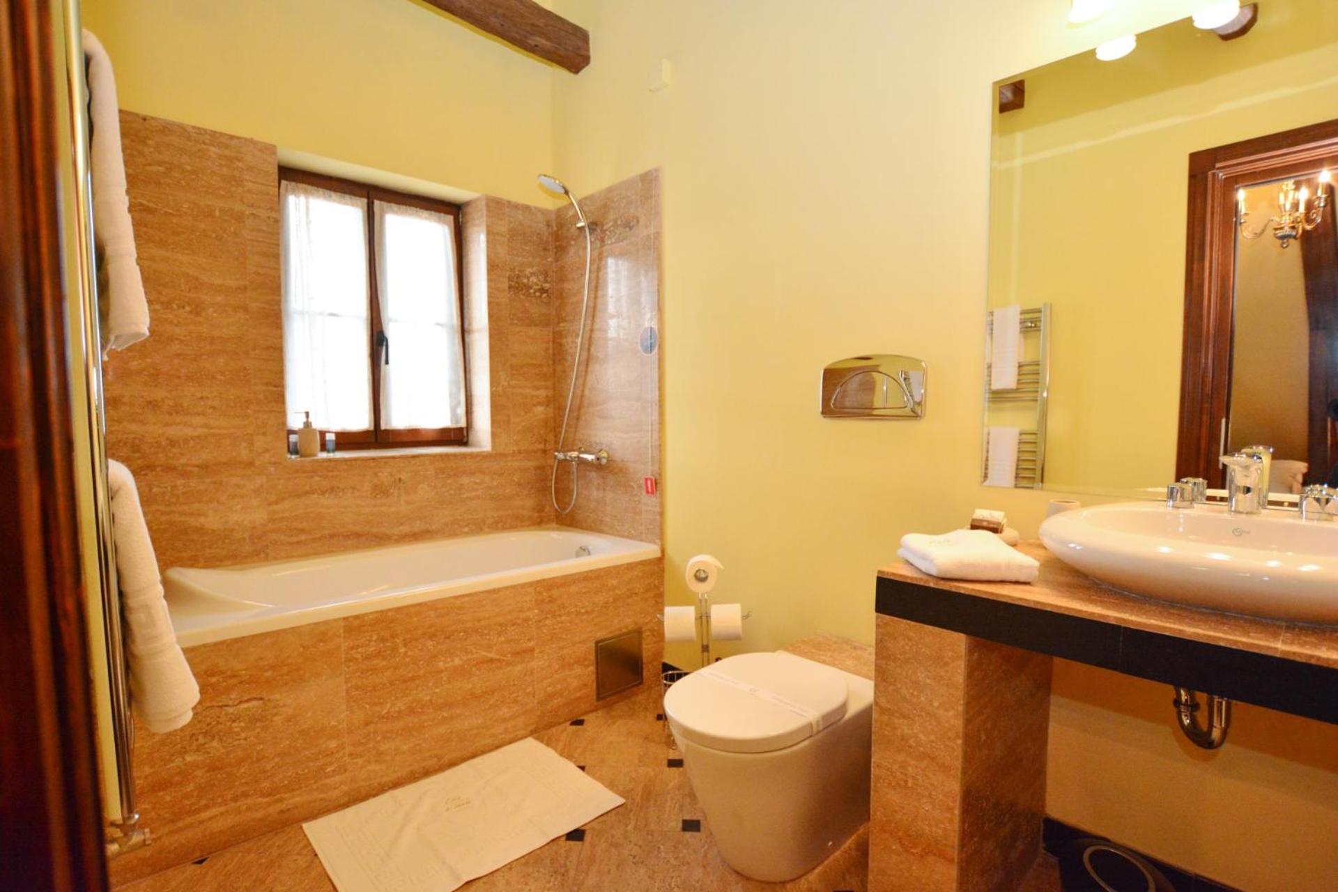 Twin Room - Attic - Photo 10