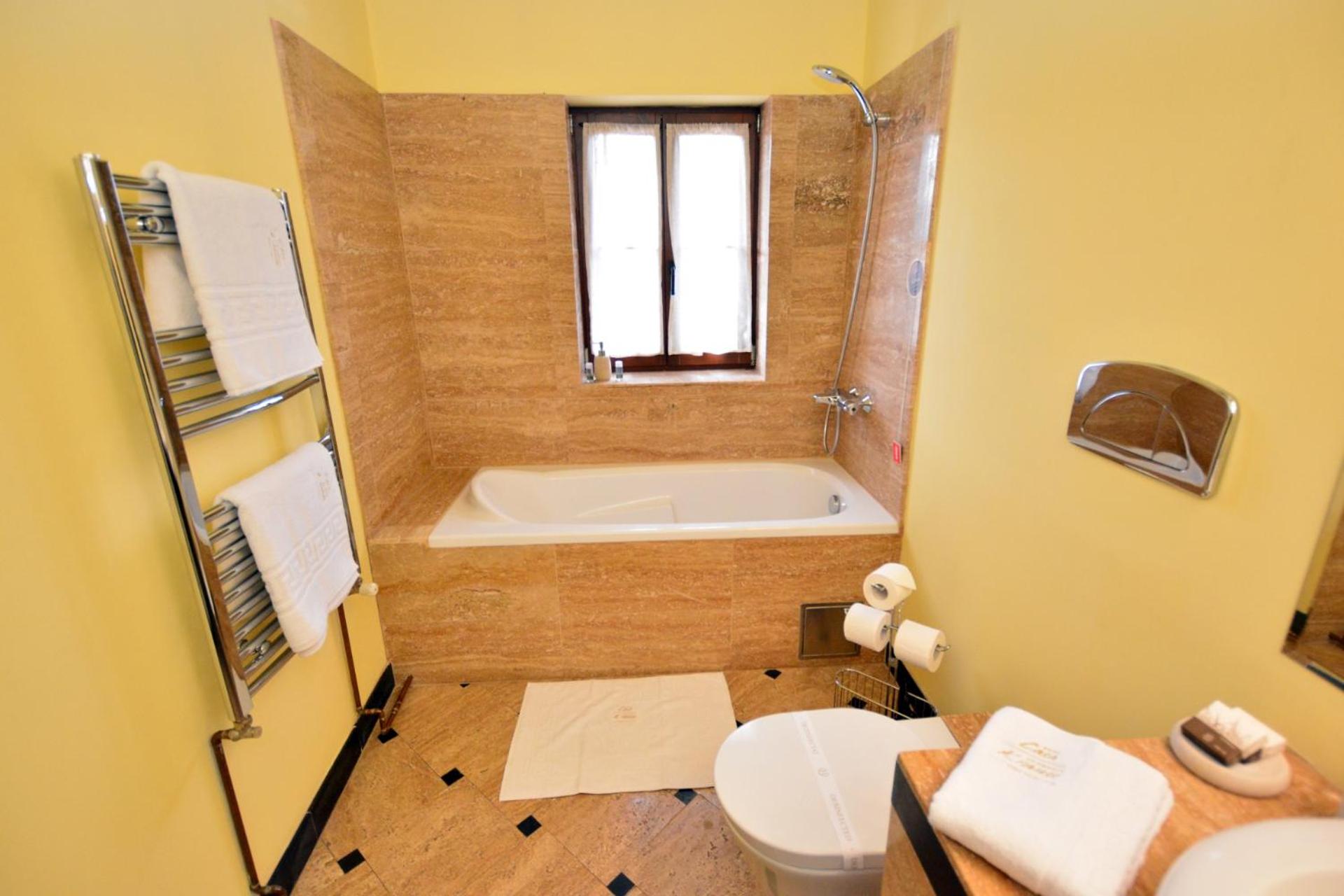 Twin Room - Attic - Photo 11