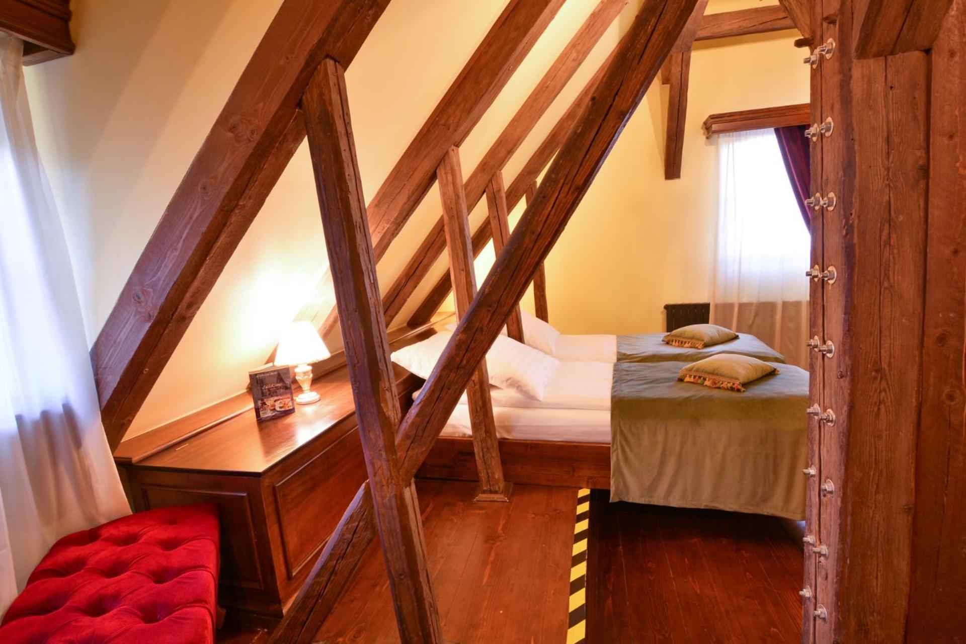 Twin Room - Attic - Photo 9