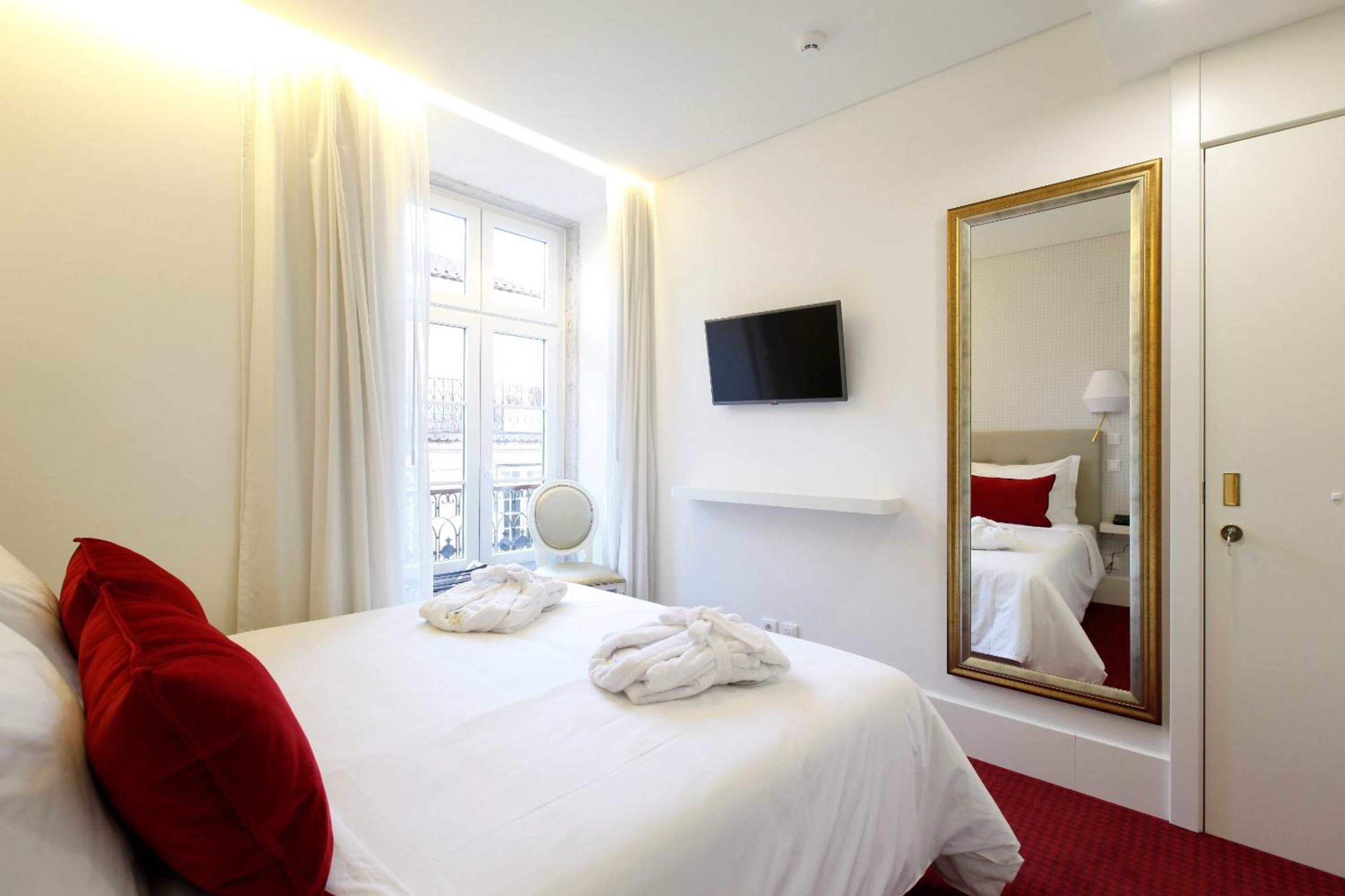 Double or Twin Room with Balcony thumbnail 6