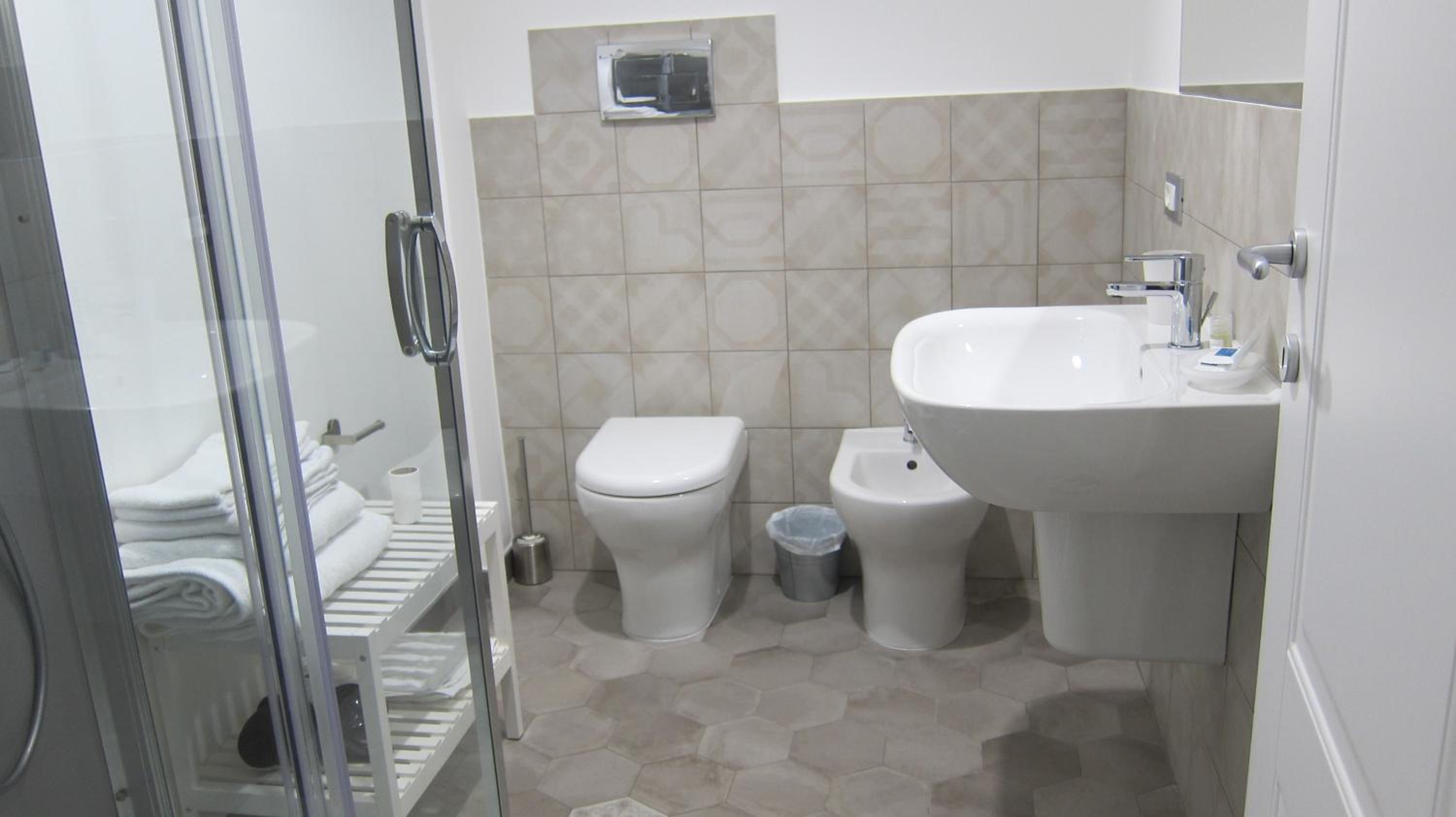 Family Suite with Balcony - Photo 5