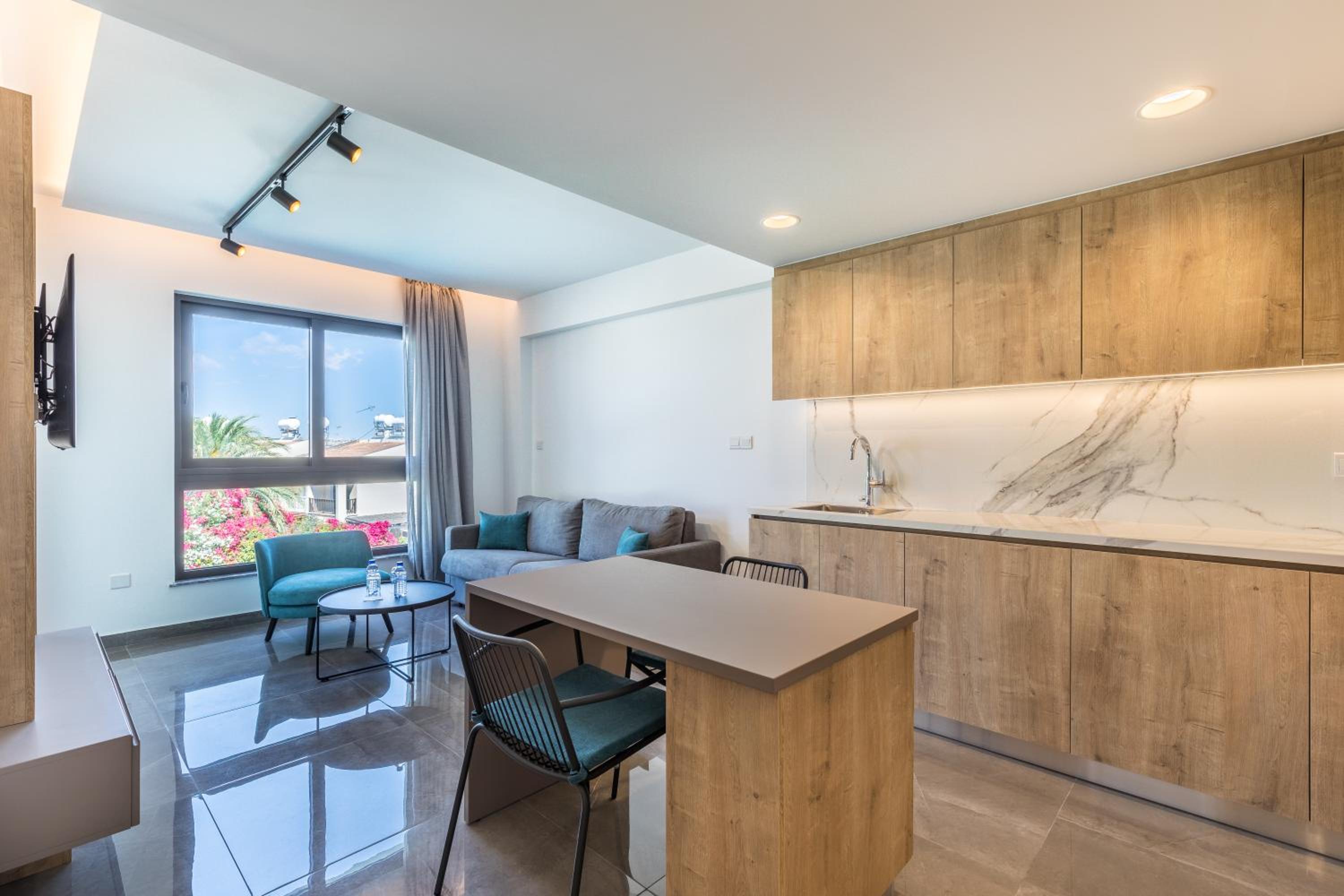 Apartment with Pool View  - Photo 1