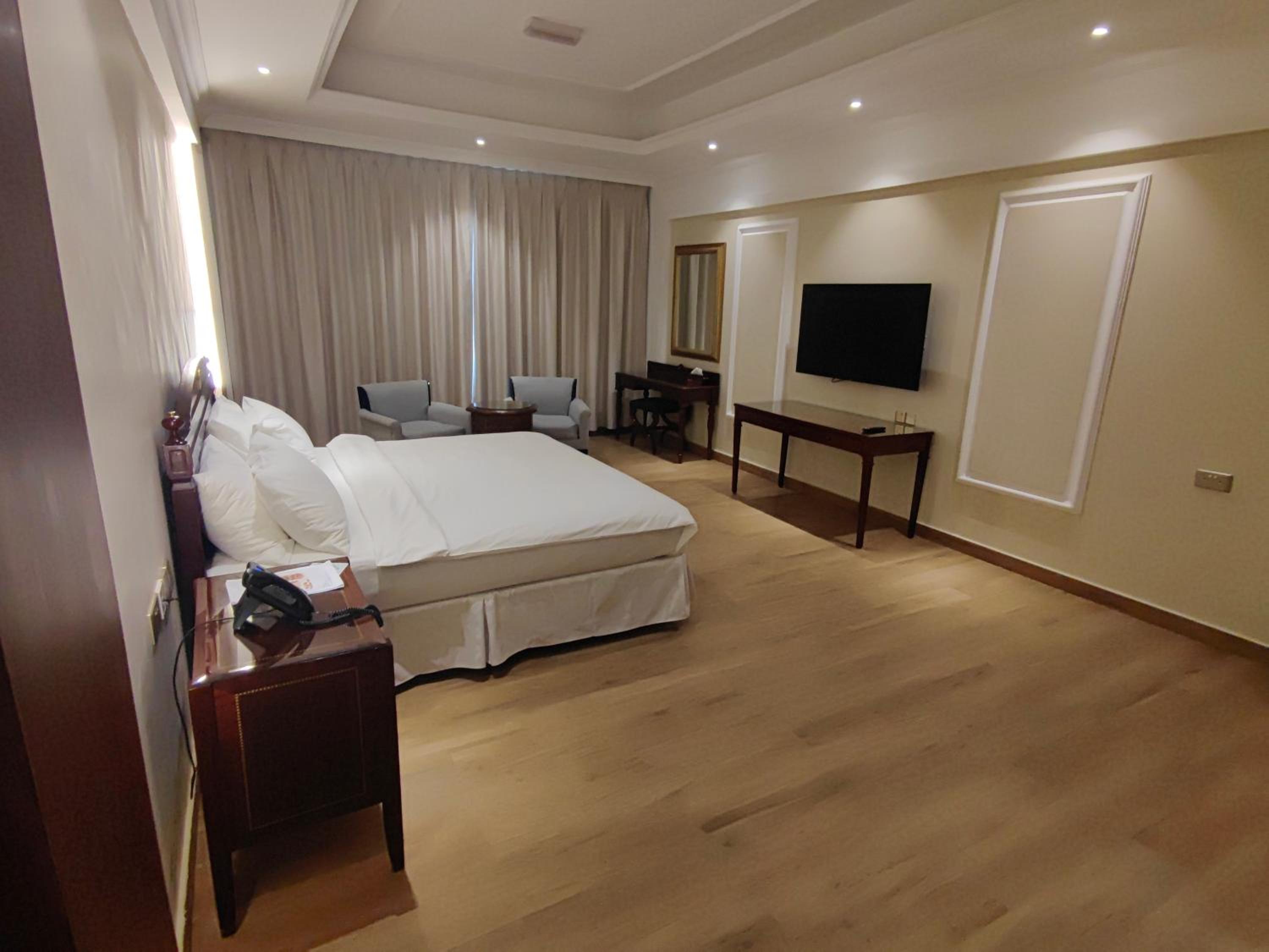 Deluxe King Room photo 3