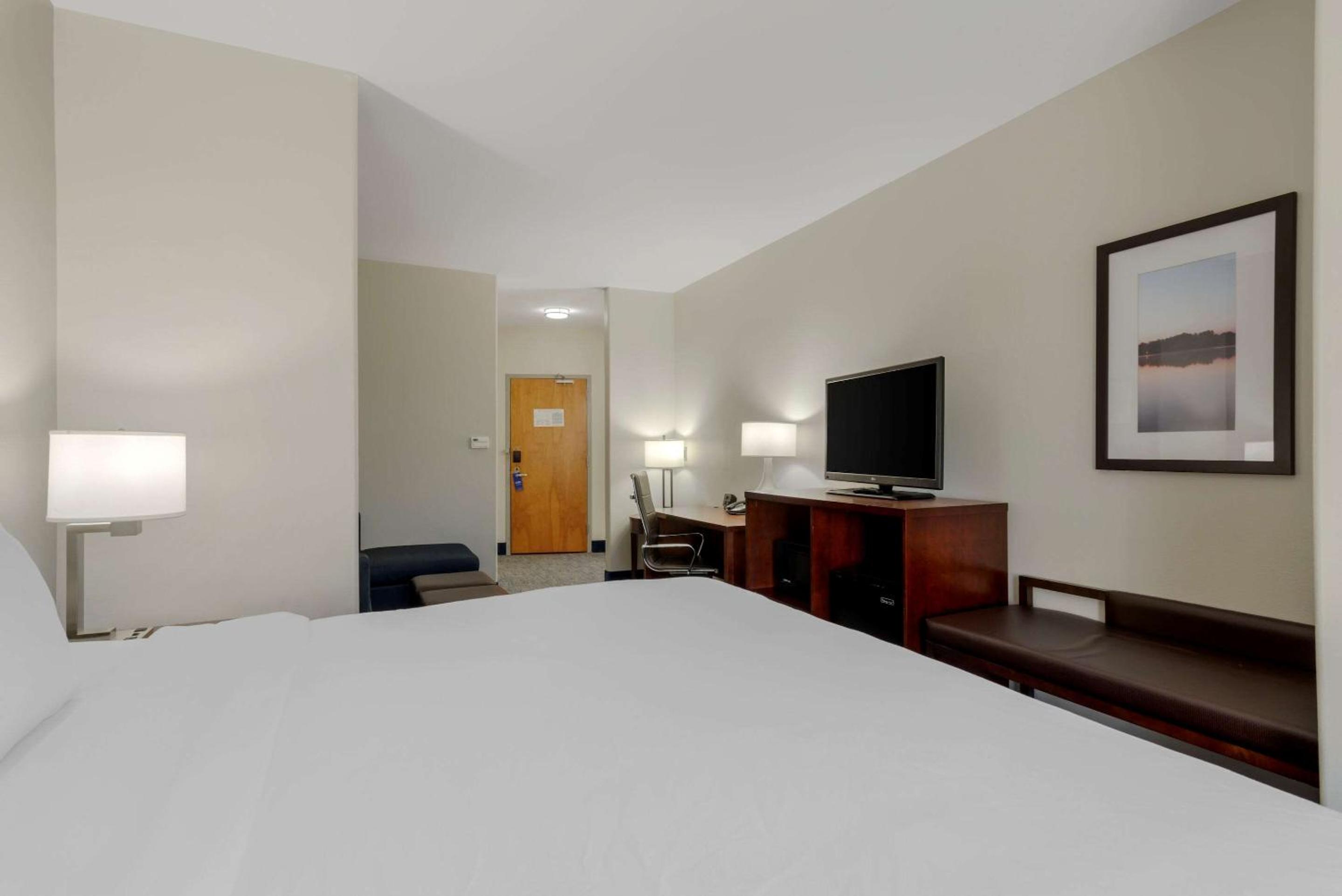 King Suite - Non-Smoking - Photo 2